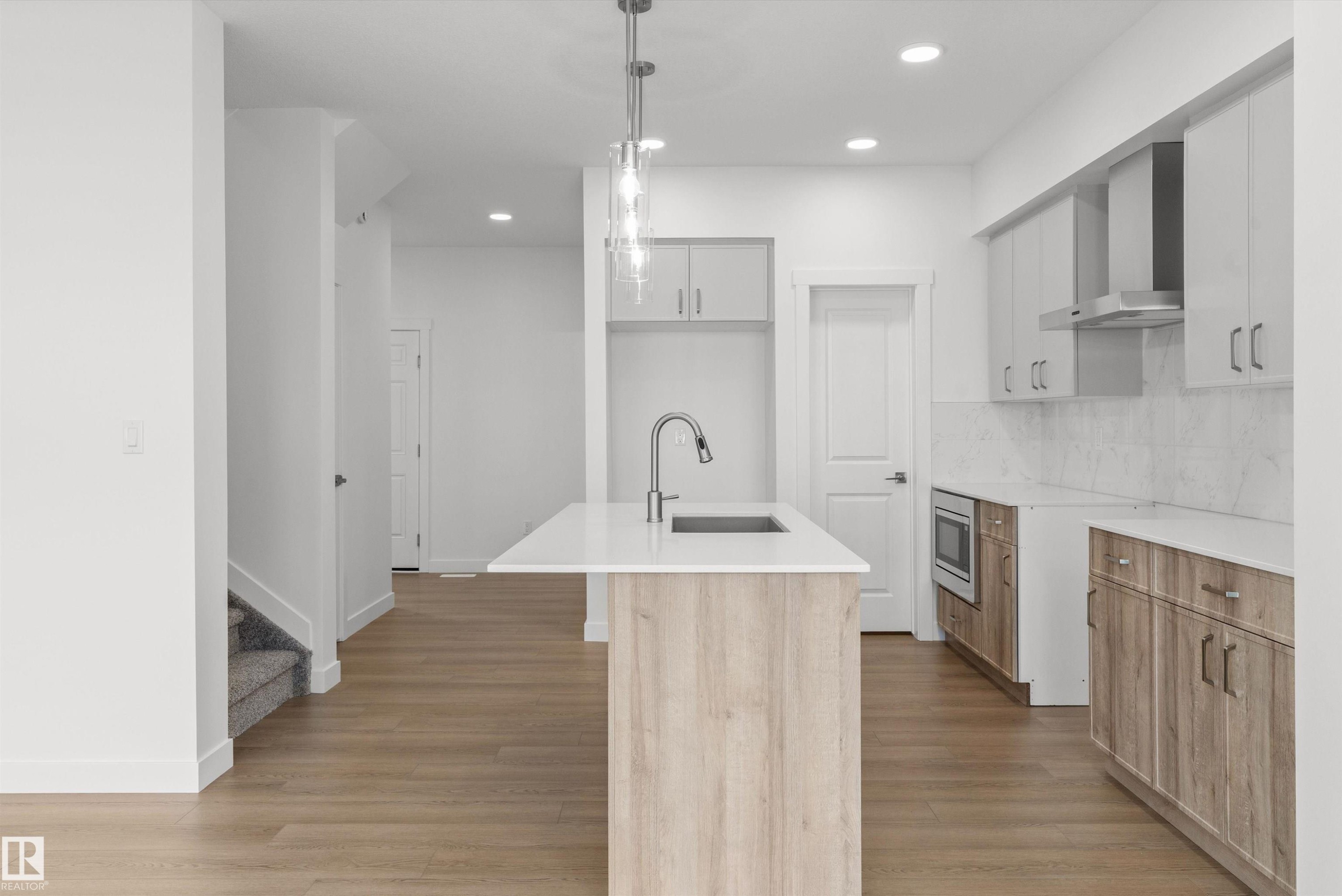 924 18 Avenue, Edmonton, AB - Indoor Photo Showing Kitchen With Upgraded Kitchen