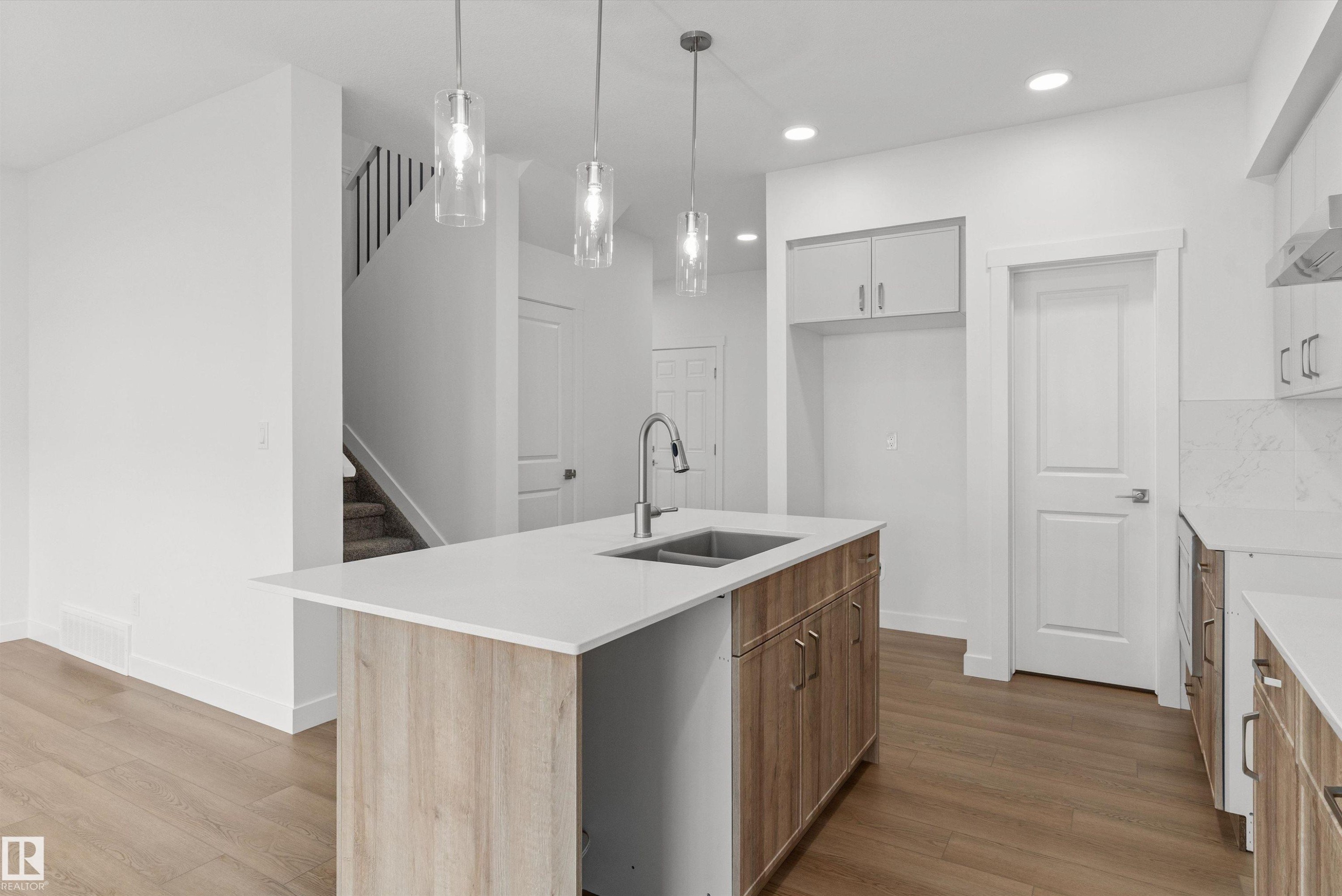 924 18 Avenue, Edmonton, AB - Indoor Photo Showing Kitchen With Upgraded Kitchen