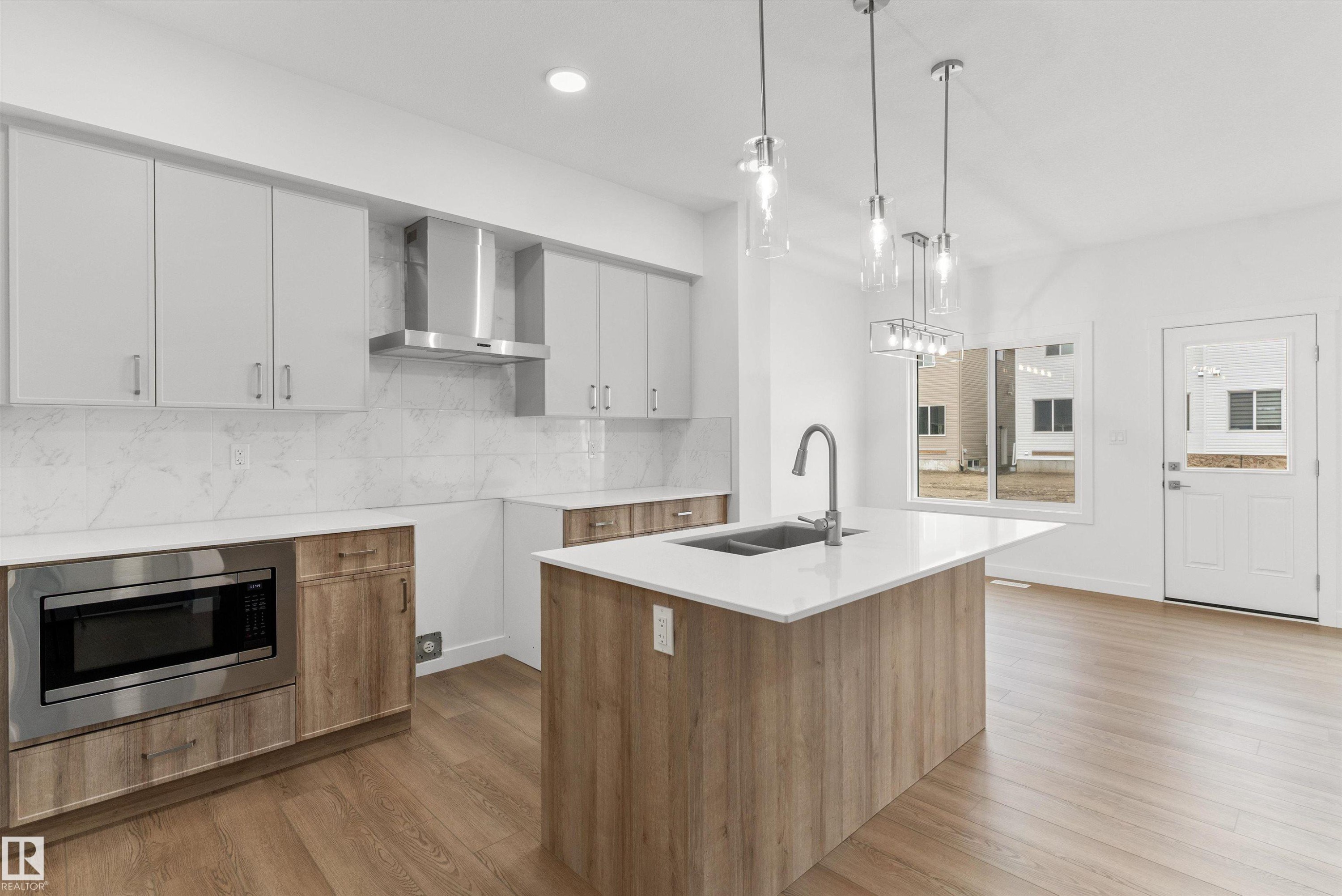 924 18 Avenue, Edmonton, AB - Indoor Photo Showing Living Room With Fireplace