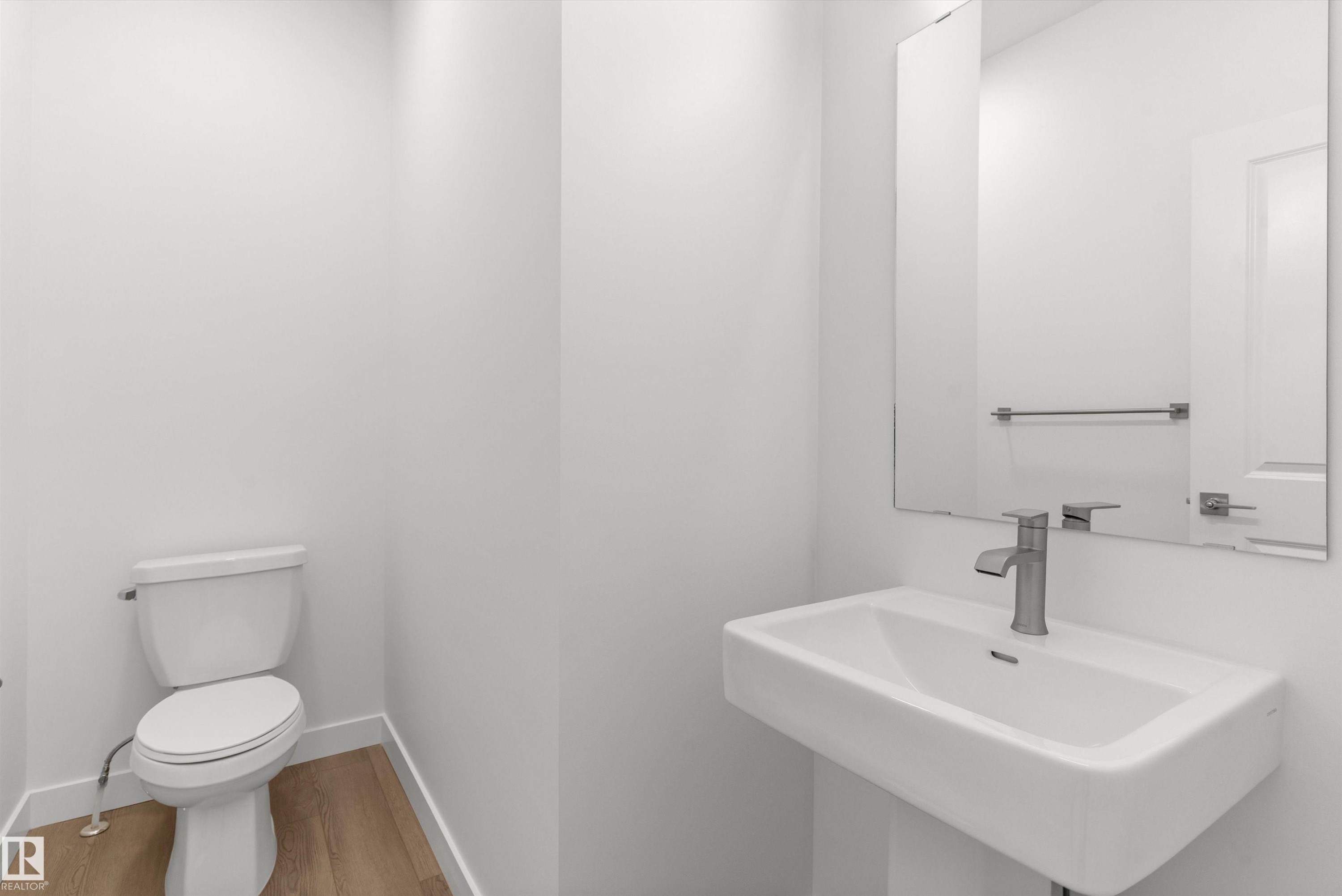 924 18 Avenue, Edmonton, AB - Indoor Photo Showing Living Room