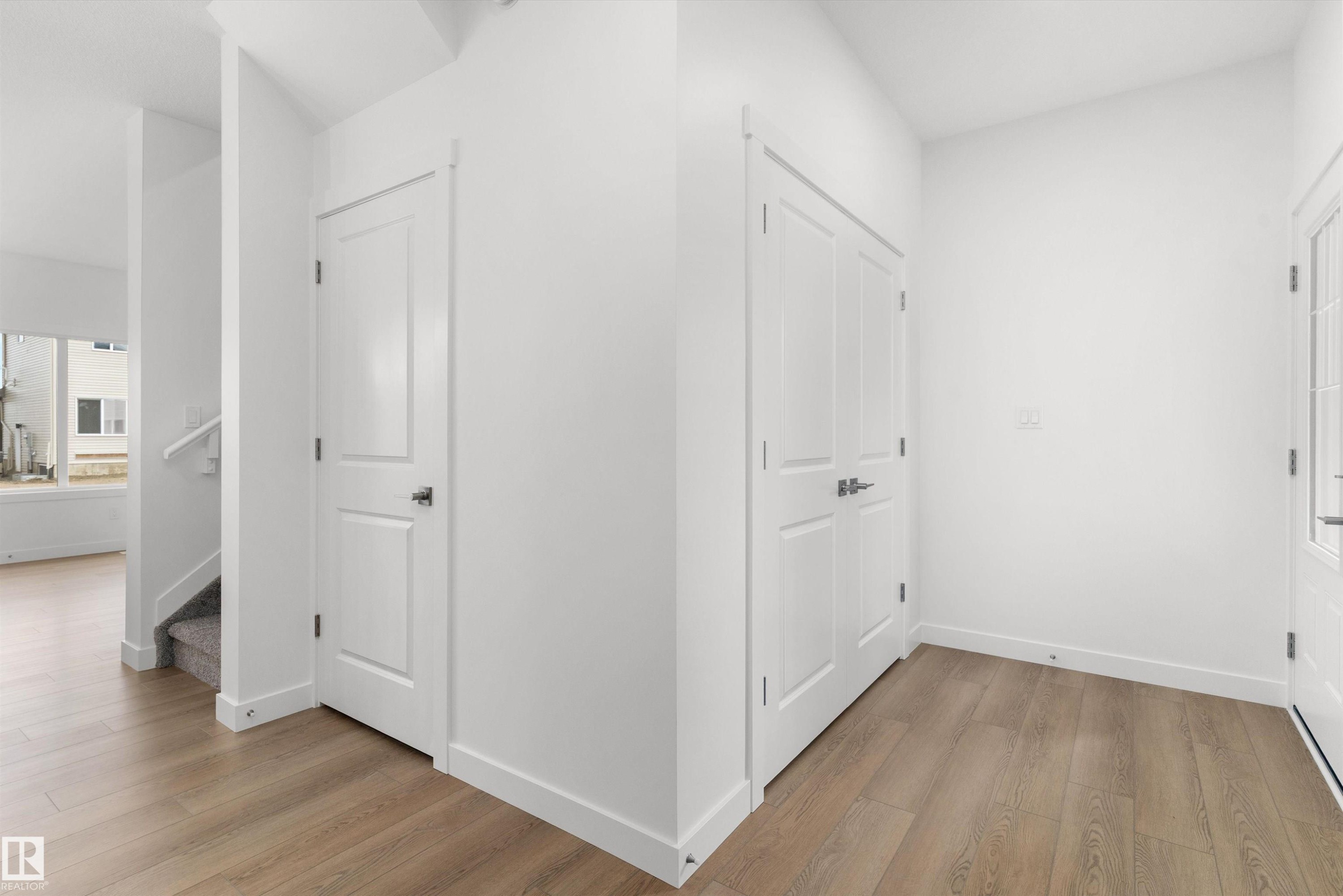 924 18 Avenue, Edmonton, AB - Indoor Photo Showing Living Room