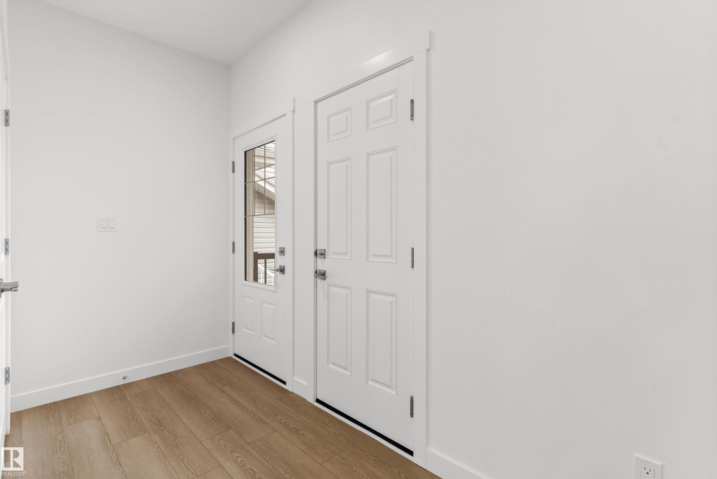924 18 Avenue, Edmonton, AB - Indoor Photo Showing Living Room
