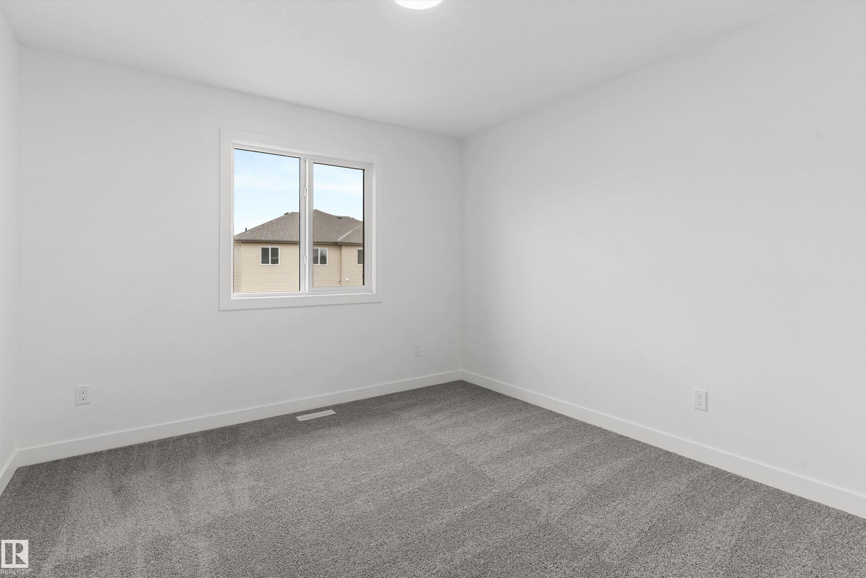 924 18 Avenue, Edmonton, AB - Indoor Photo Showing Other Room