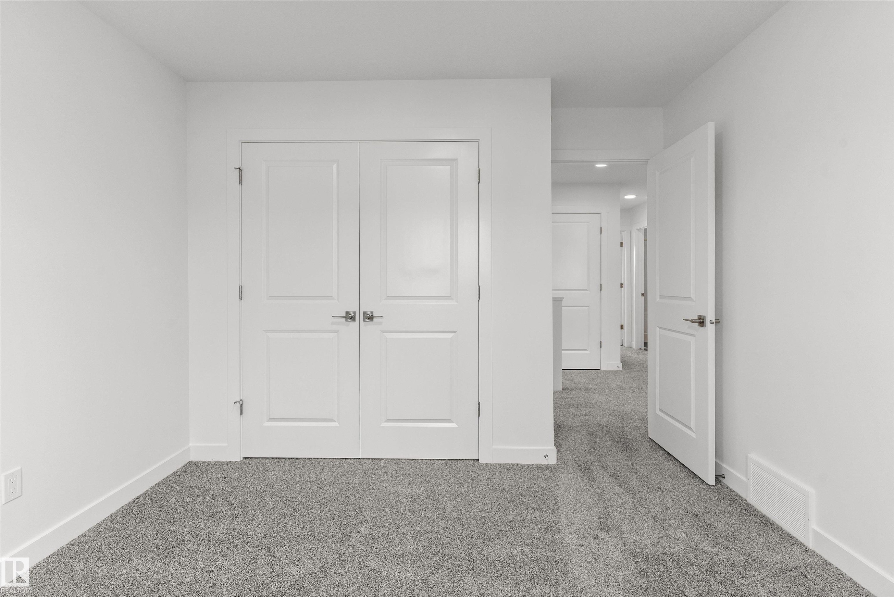 924 18 Avenue, Edmonton, AB - Indoor Photo Showing Other Room