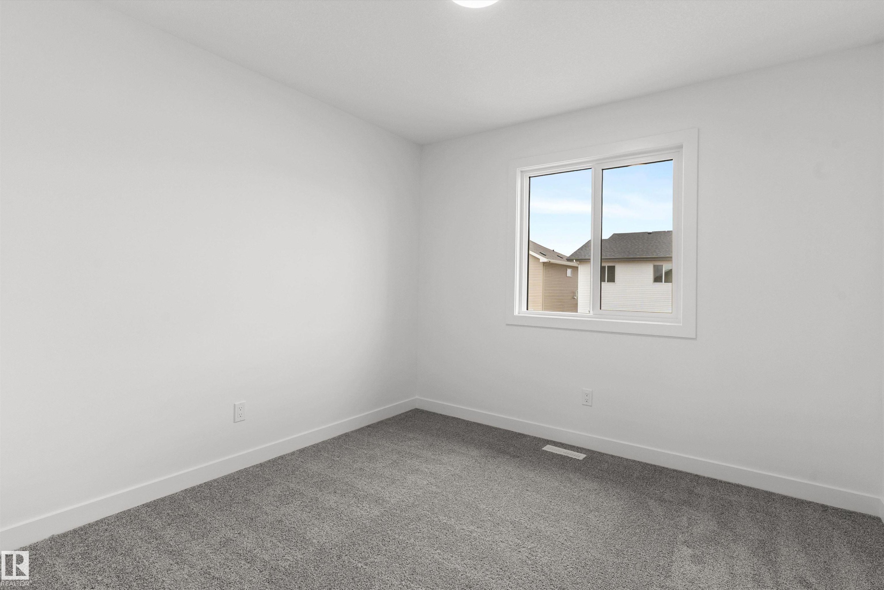 924 18 Avenue, Edmonton, AB - Indoor Photo Showing Other Room