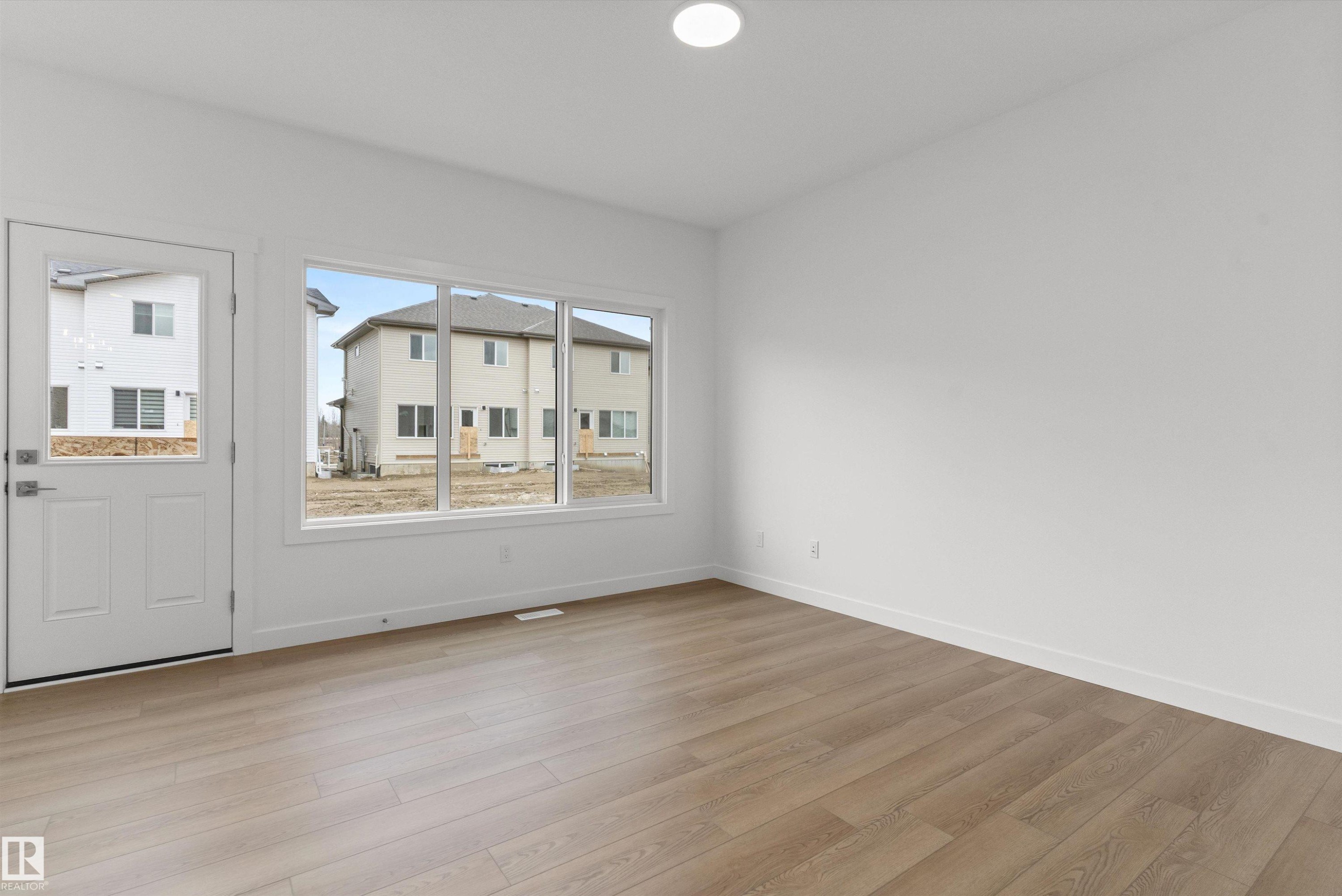 924 18 Avenue, Edmonton, AB - Indoor Photo Showing Other Room