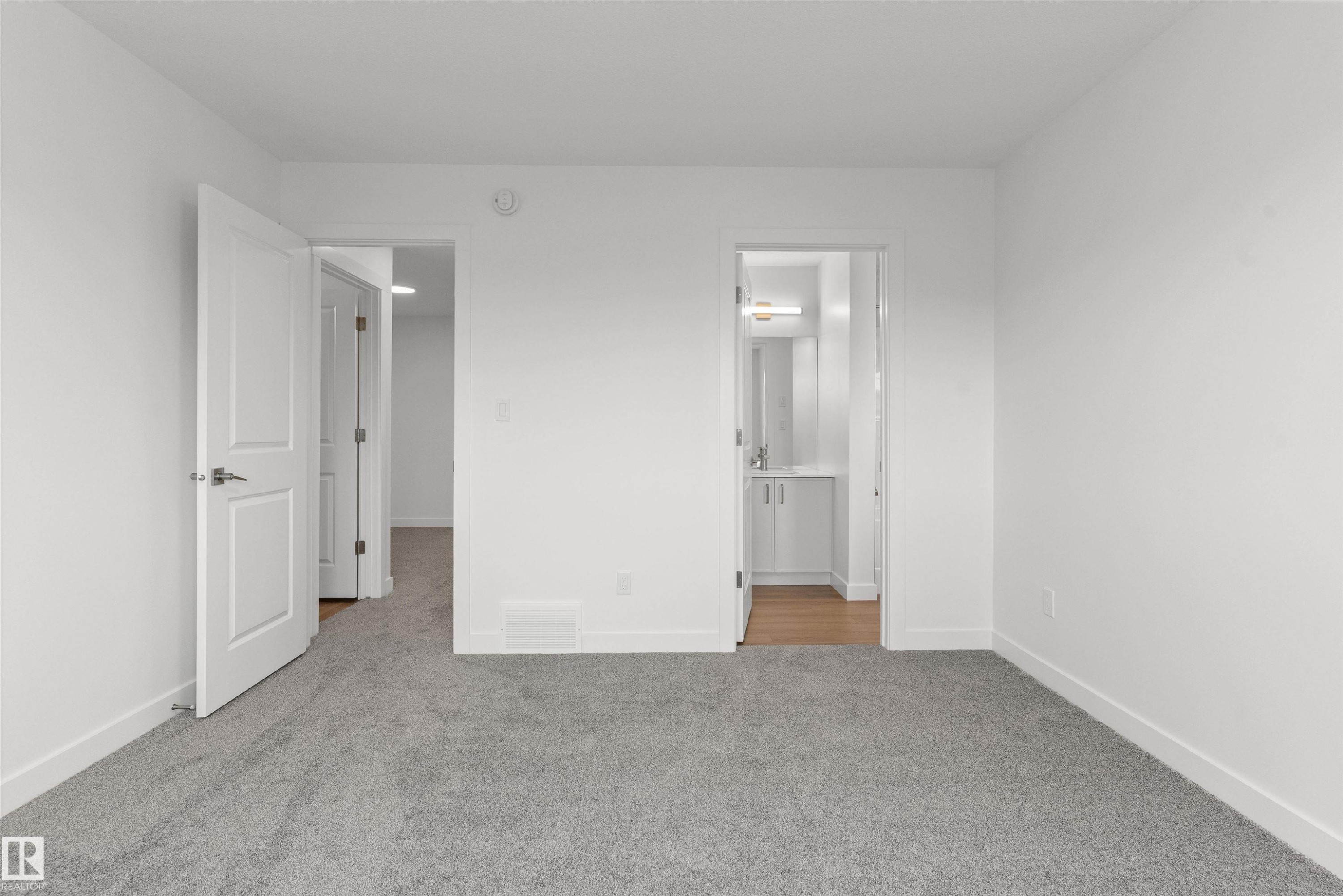 924 18 Avenue, Edmonton, AB - Indoor Photo Showing Bedroom