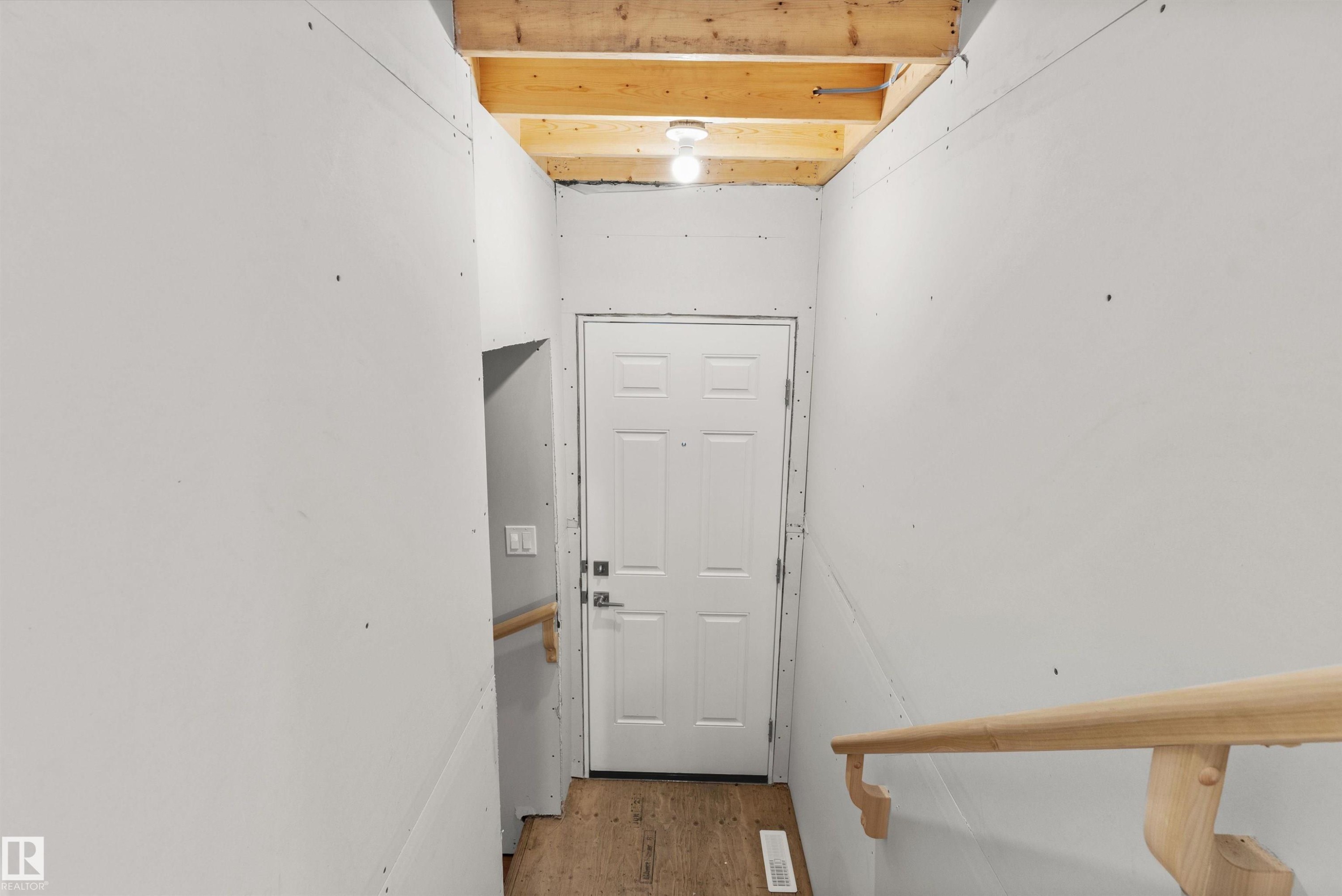 924 18 Avenue, Edmonton, AB - Indoor