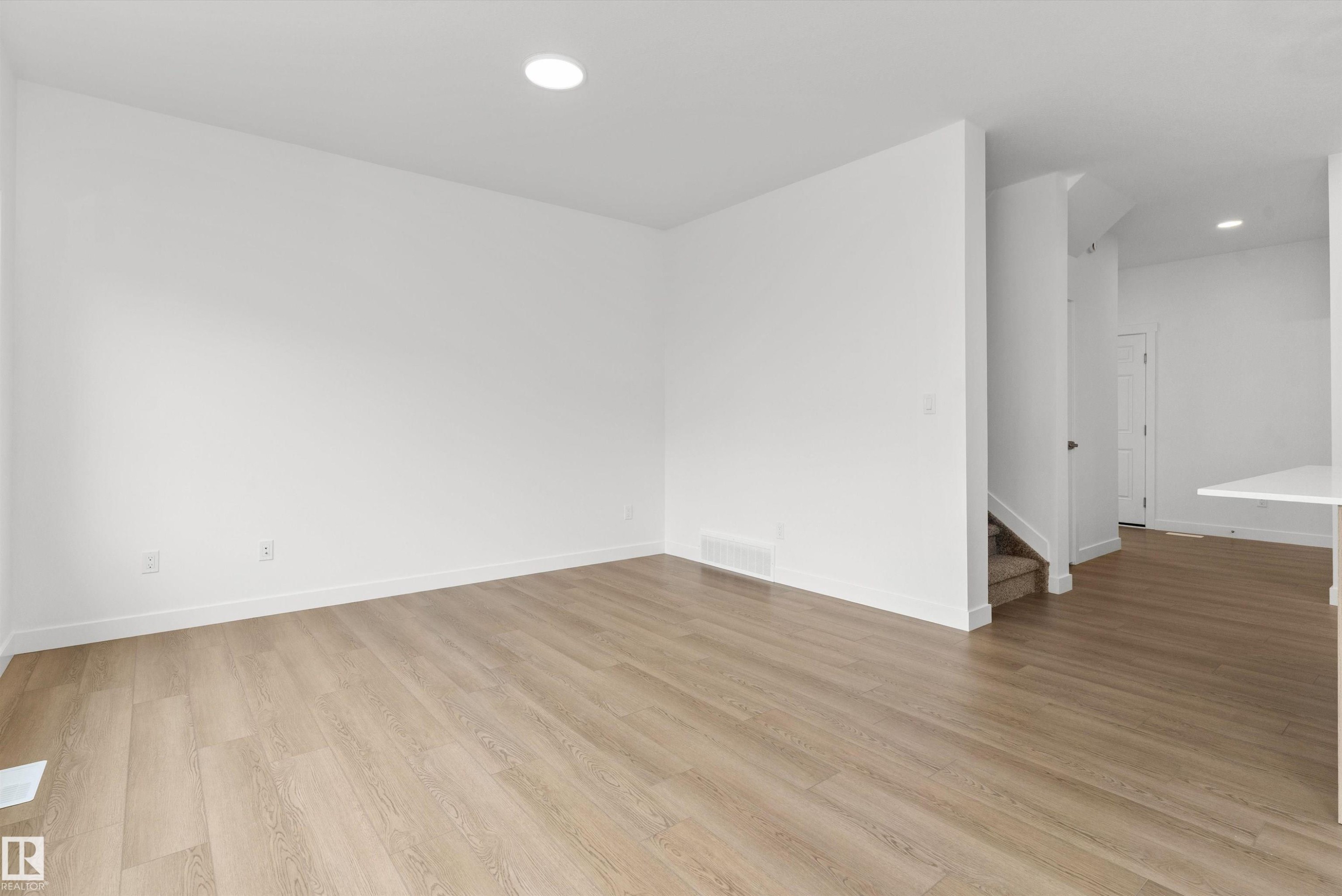 924 18 Avenue, Edmonton, AB - Indoor Photo Showing Bathroom