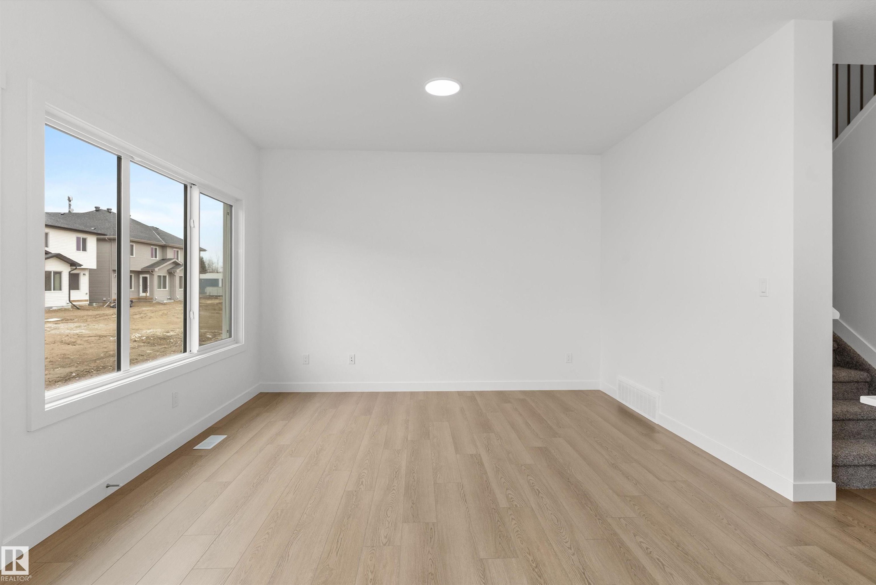 924 18 Avenue, Edmonton, AB - Indoor Photo Showing Other Room