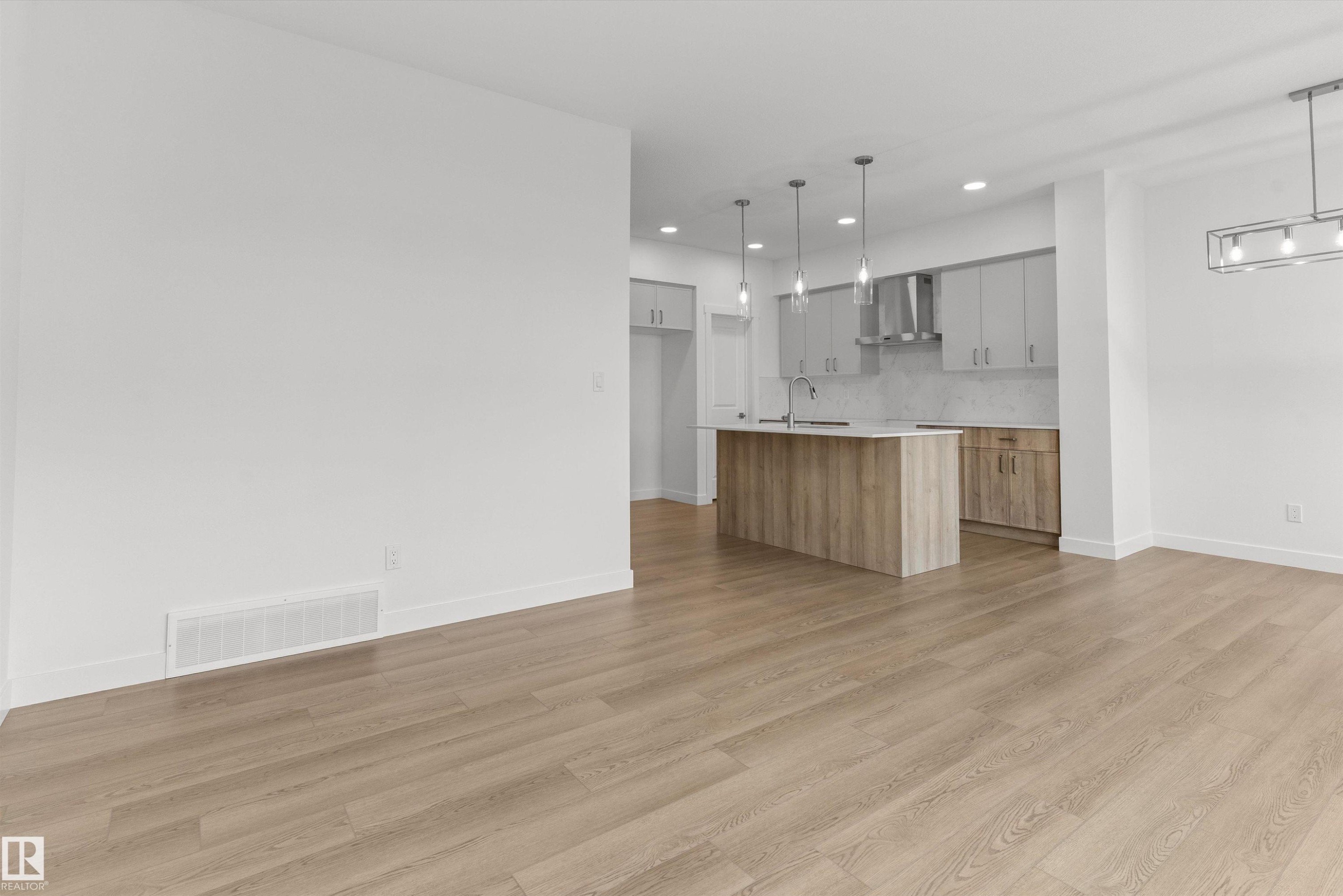 924 18 Avenue, Edmonton, AB - Indoor With Storage