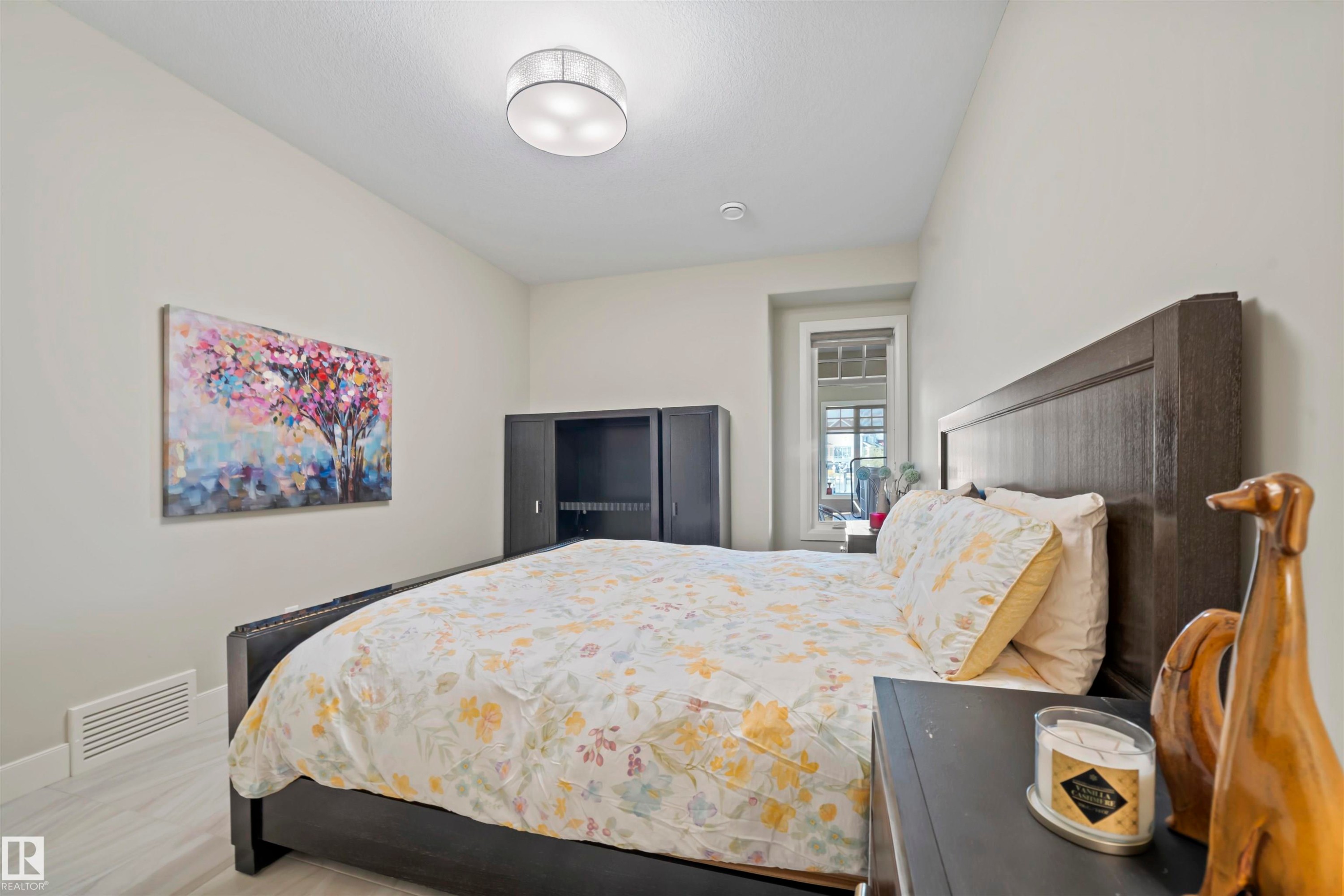 8948 20 Avenue, Edmonton, AB - Indoor Photo Showing Bedroom