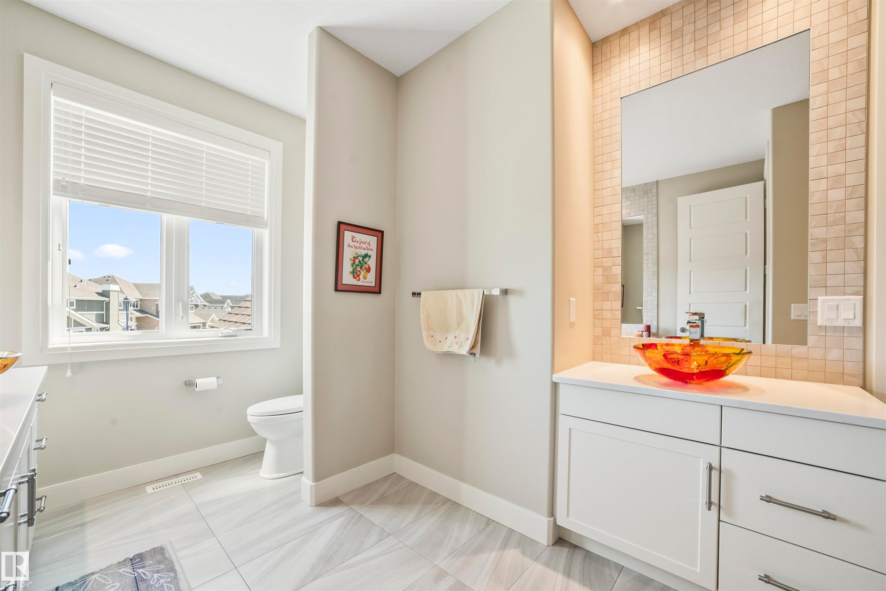 8948 20 Avenue, Edmonton, AB - Indoor Photo Showing Bathroom