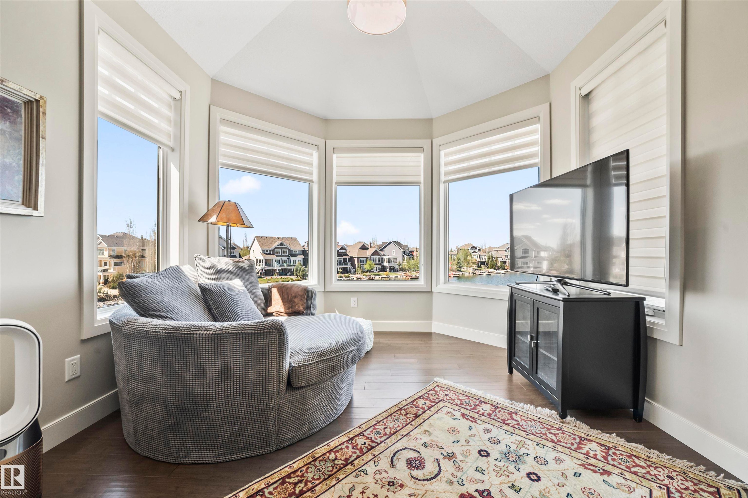 8948 20 Avenue, Edmonton, AB - Indoor Photo Showing Living Room