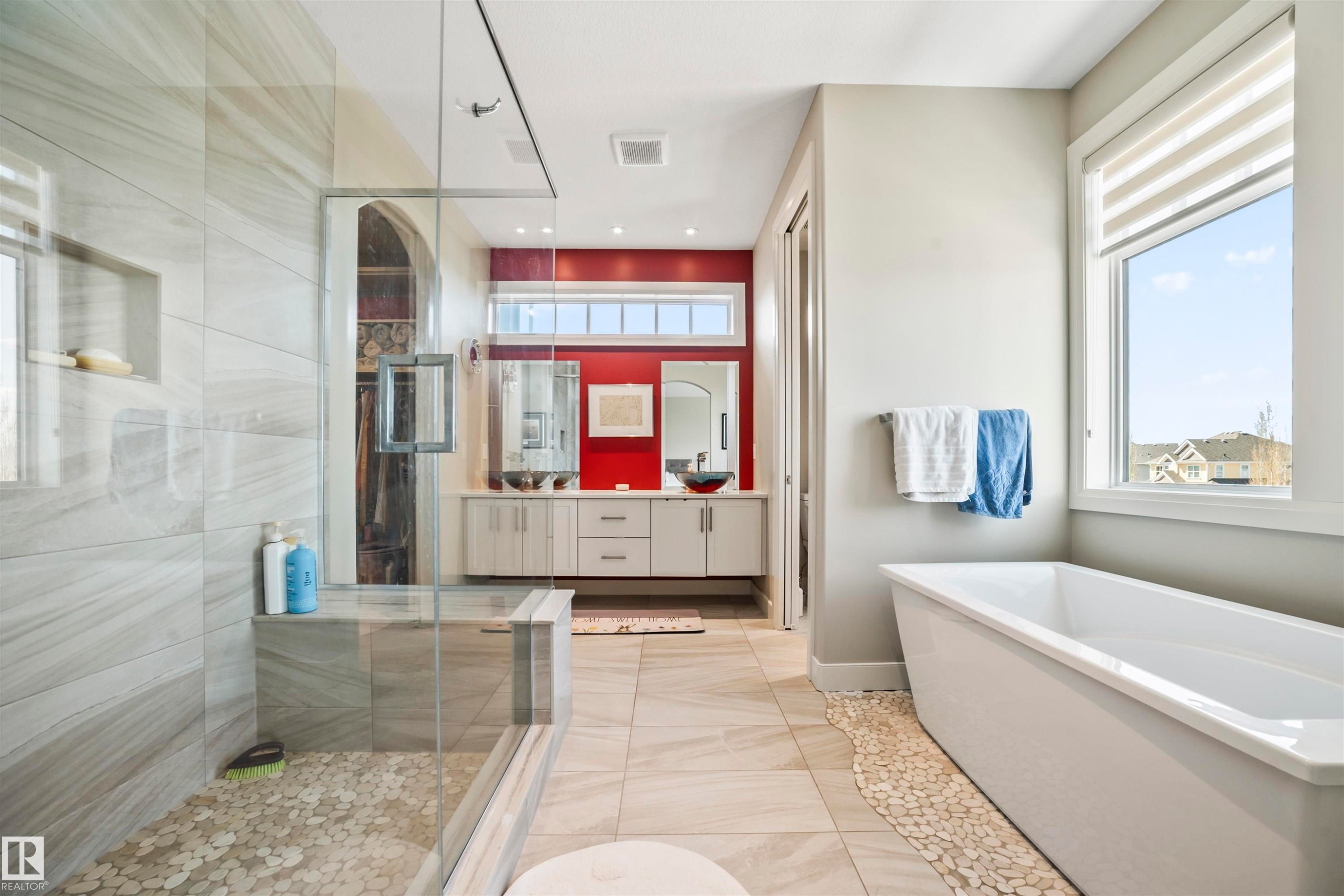 8948 20 Avenue, Edmonton, AB - Indoor Photo Showing Bathroom