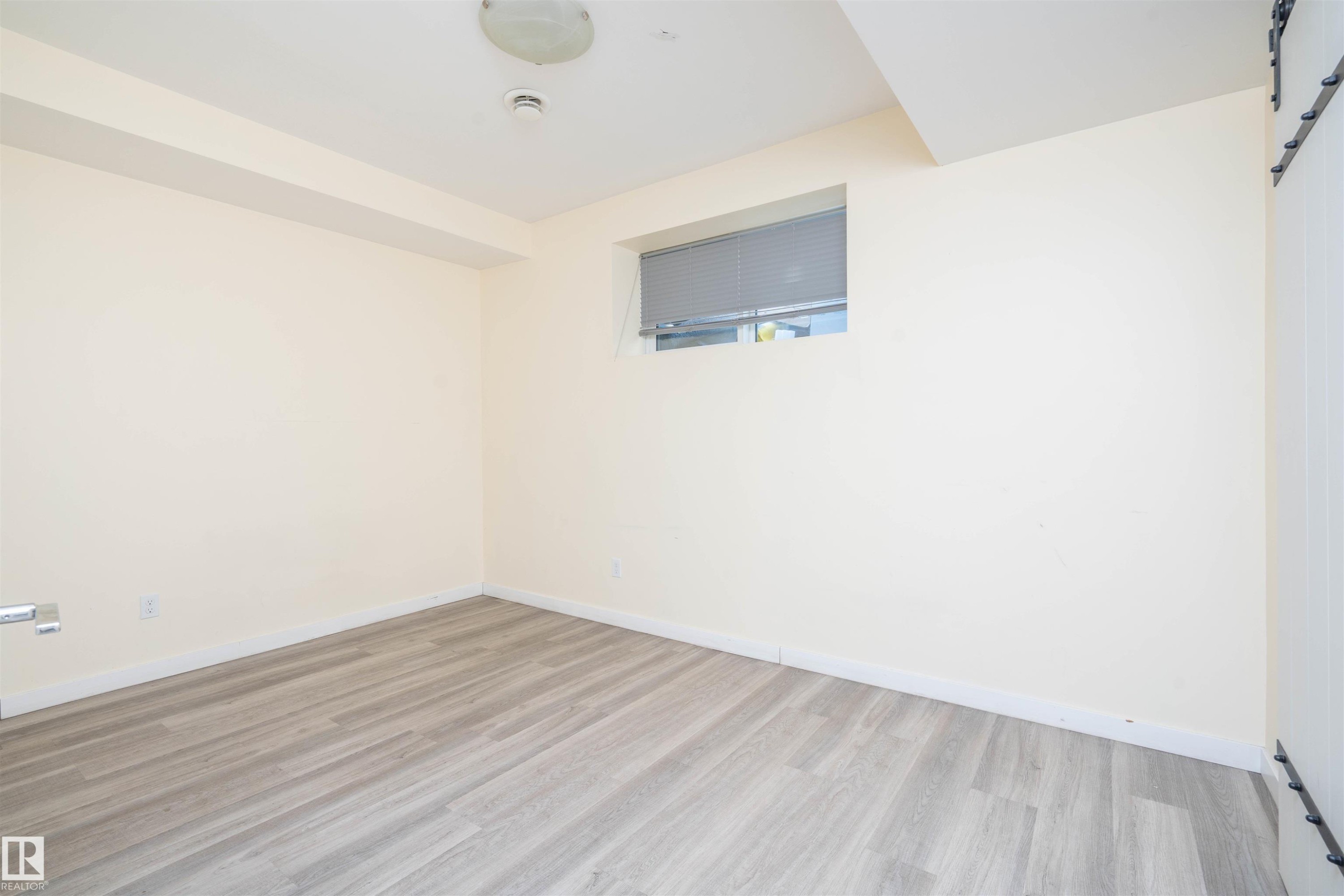 2021 15 Avenue, Edmonton, AB - Indoor Photo Showing Other Room