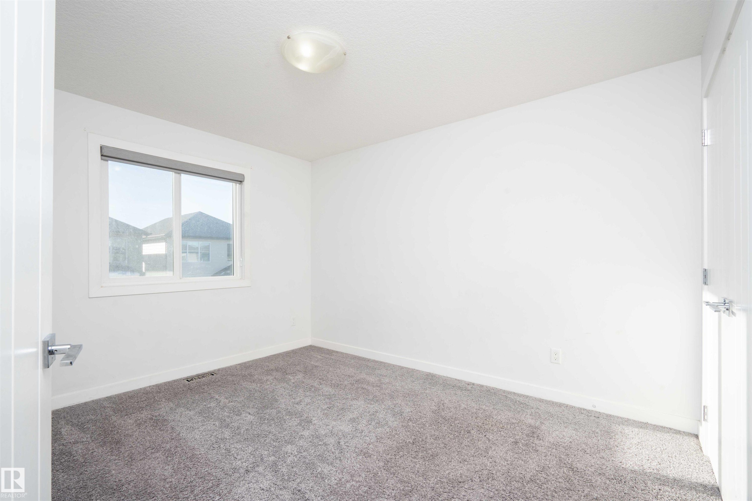 2021 15 Avenue, Edmonton, AB - Indoor Photo Showing Other Room