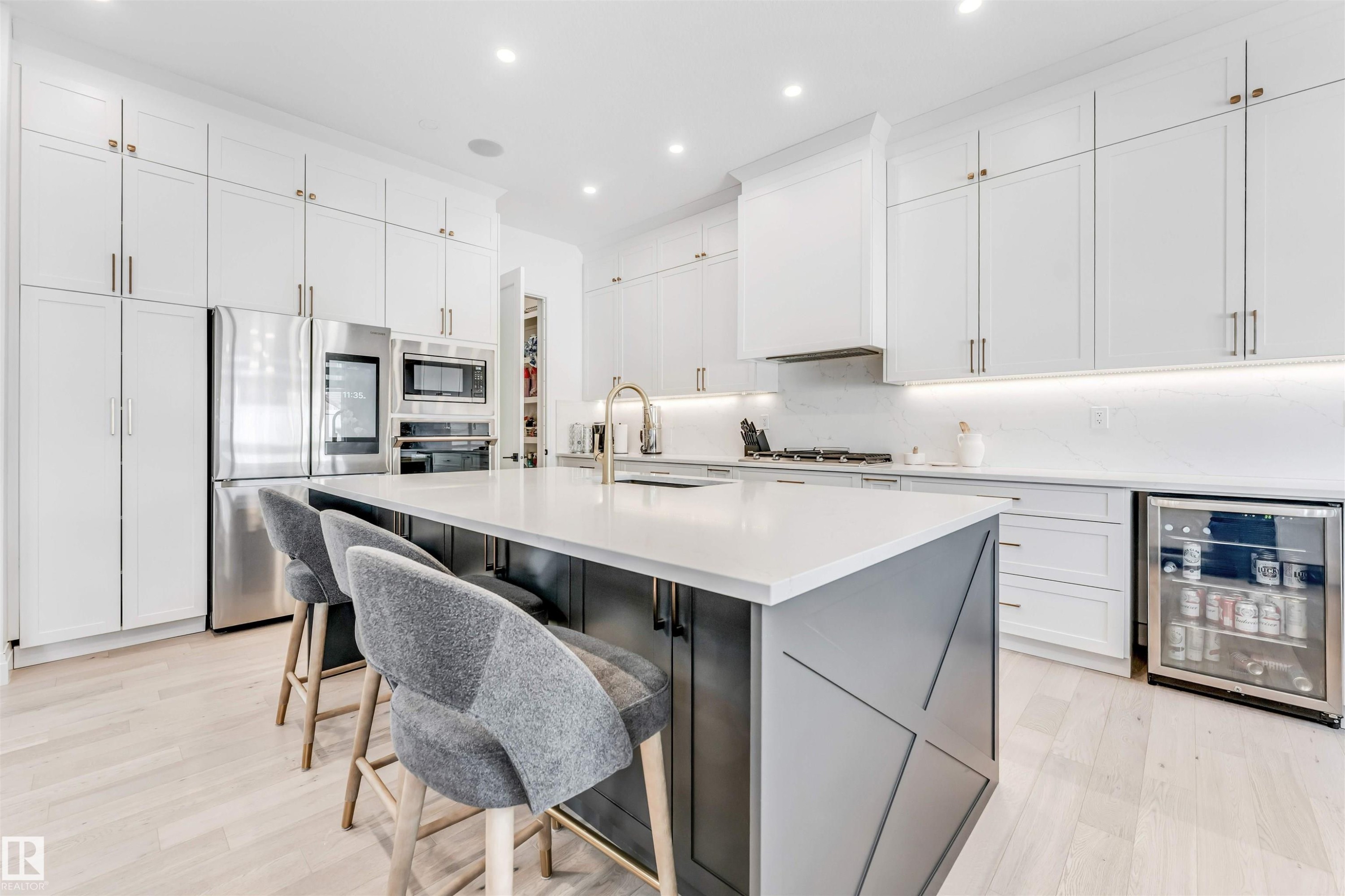 6464 Elston Loop, Edmonton, AB - Indoor Photo Showing Kitchen With Upgraded Kitchen