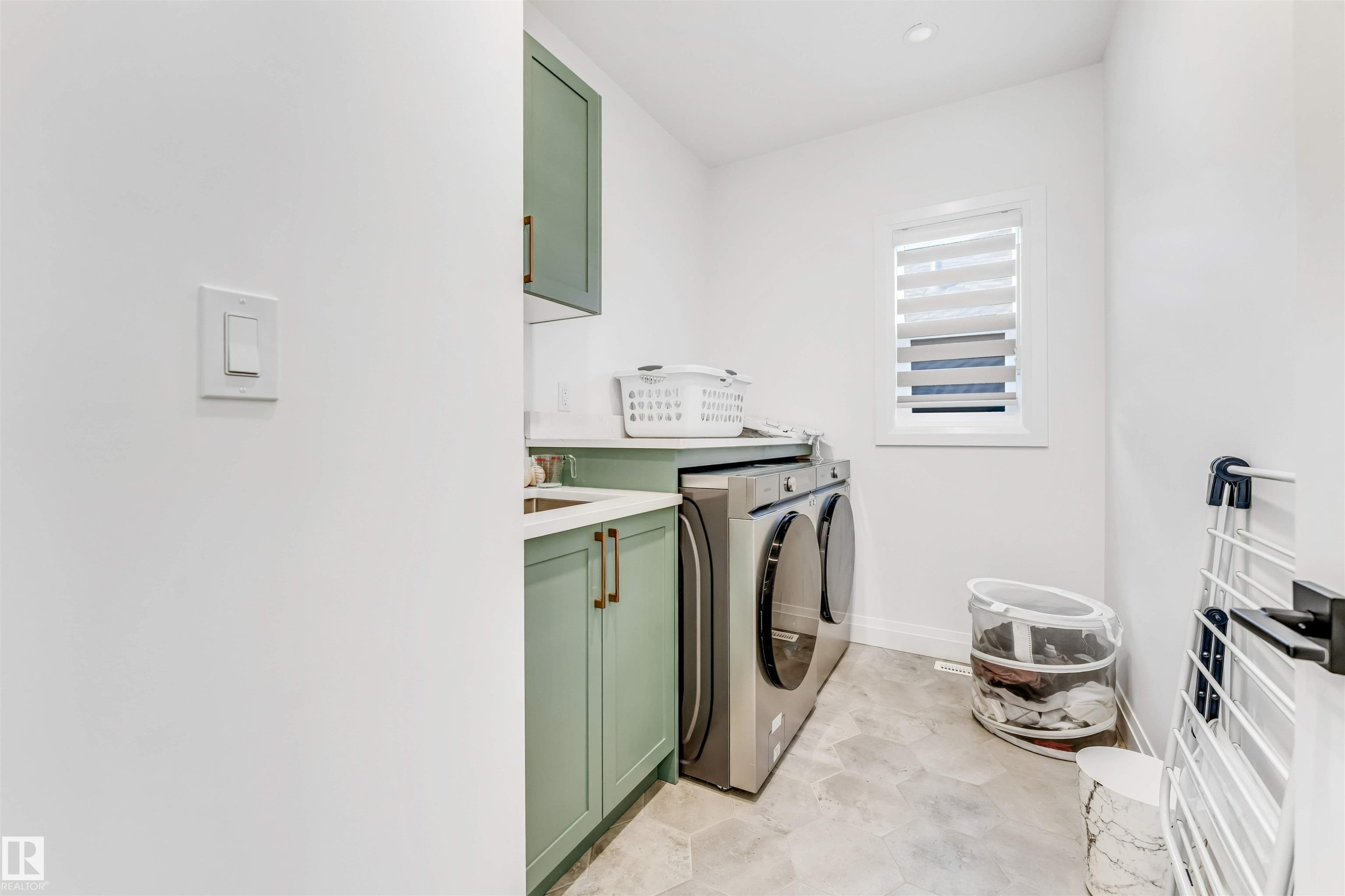 6464 Elston Loop, Edmonton, AB - Indoor Photo Showing Laundry Room