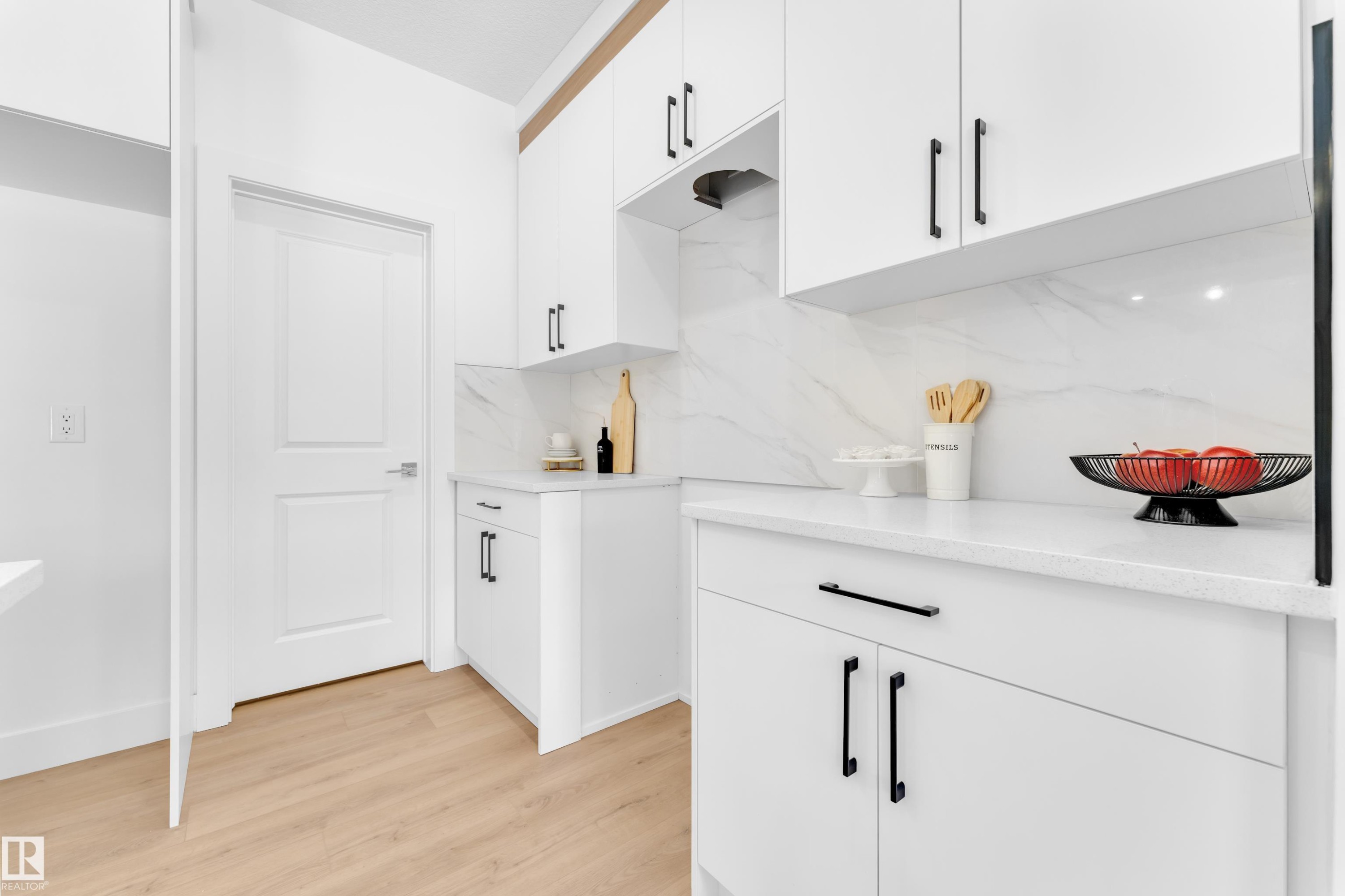235 Linden Loop, Leduc, AB - Indoor Photo Showing Kitchen