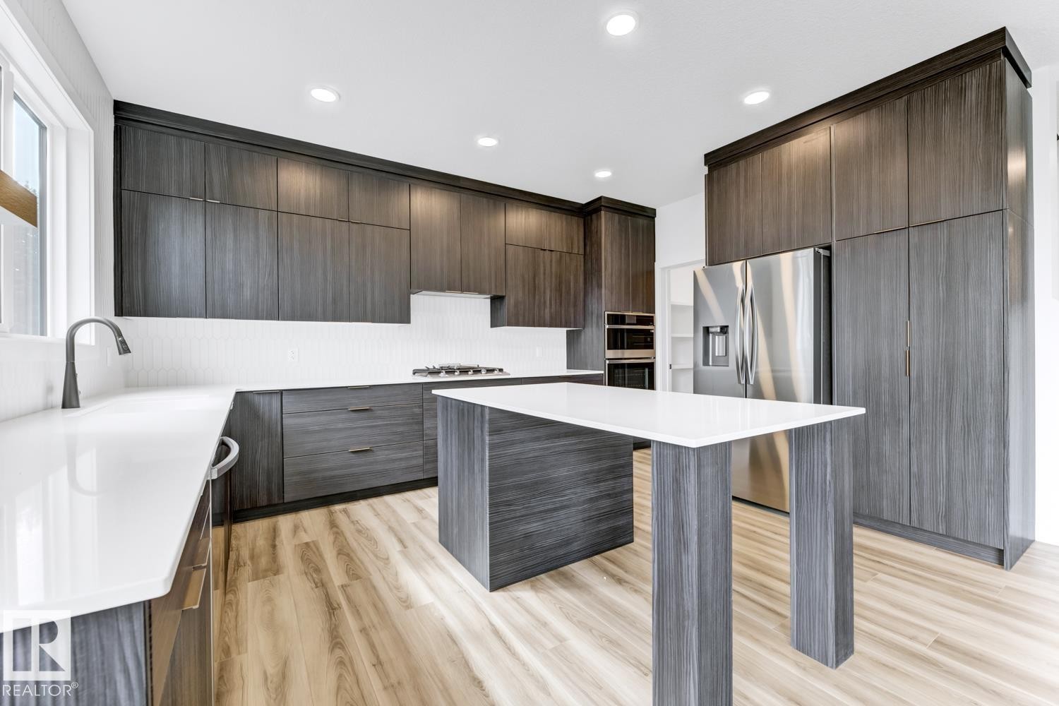2010 Genesis Lane, Stony Plain, AB - Indoor Photo Showing Kitchen With Upgraded Kitchen