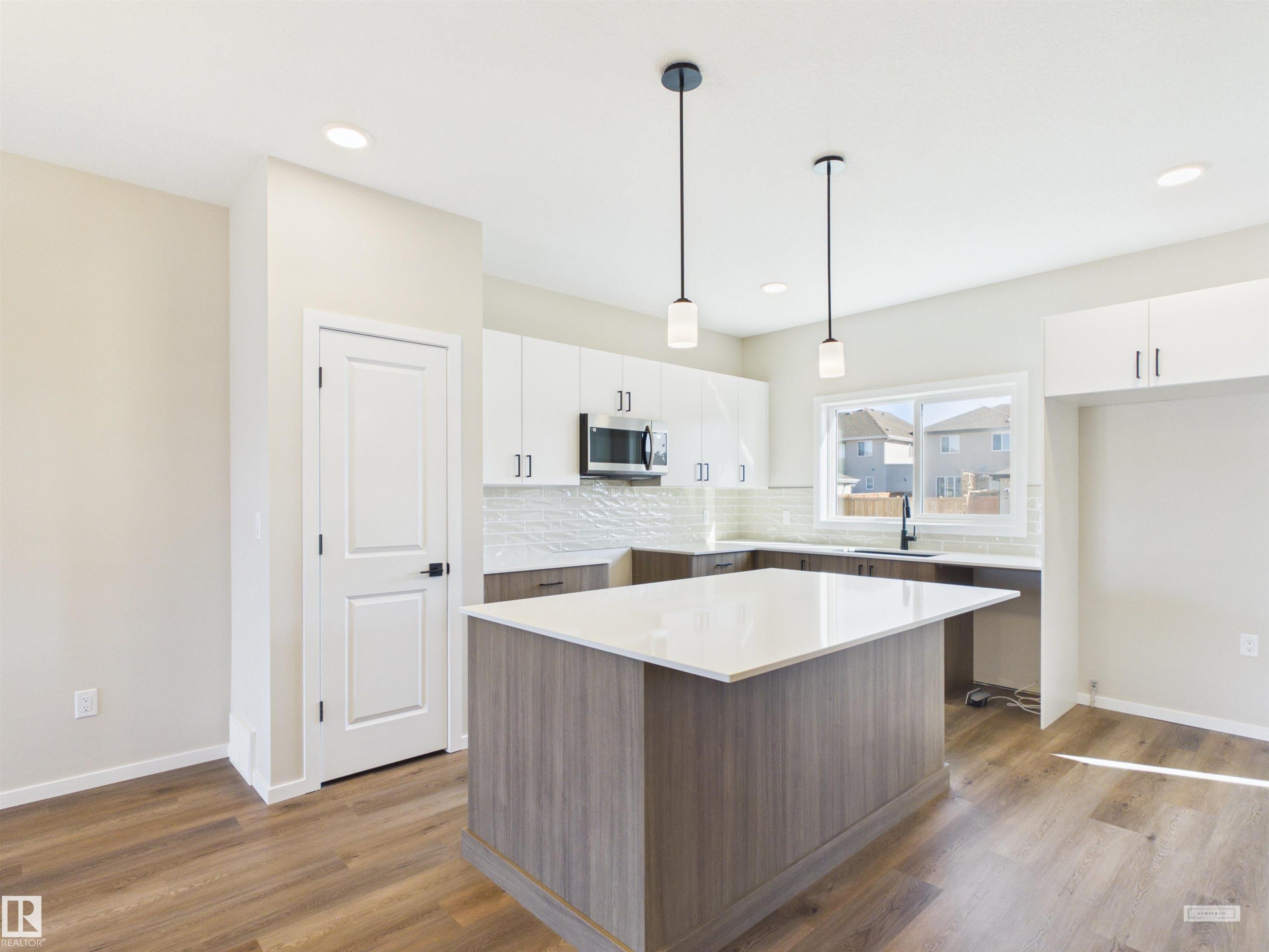 1100 Mcleod Avenue, Spruce Grove, AB - Indoor Photo Showing Kitchen With Upgraded Kitchen