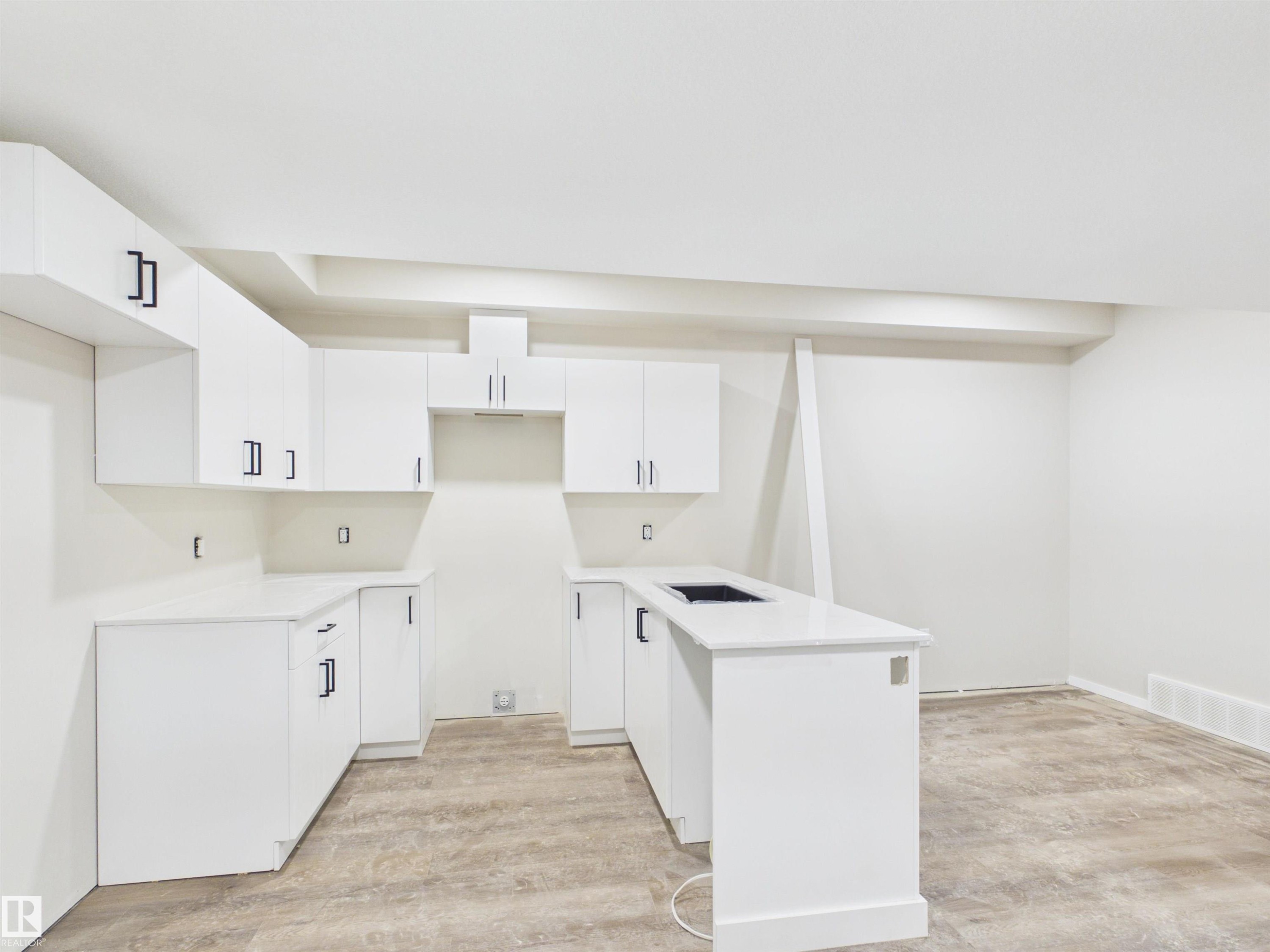 1100 Mcleod Avenue, Spruce Grove, AB - Indoor Photo Showing Kitchen