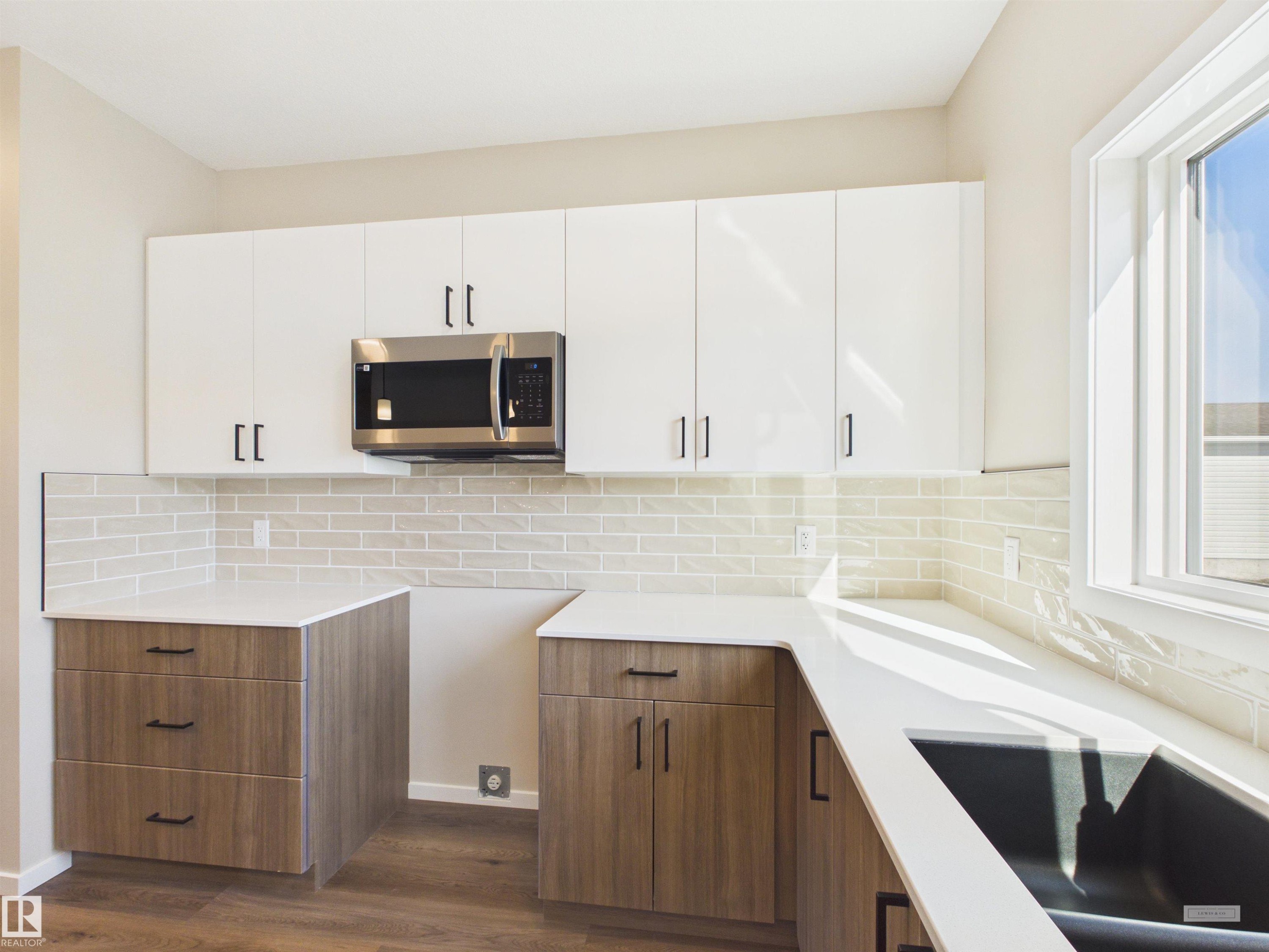 1100 Mcleod Avenue, Spruce Grove, AB - Indoor Photo Showing Kitchen With Upgraded Kitchen