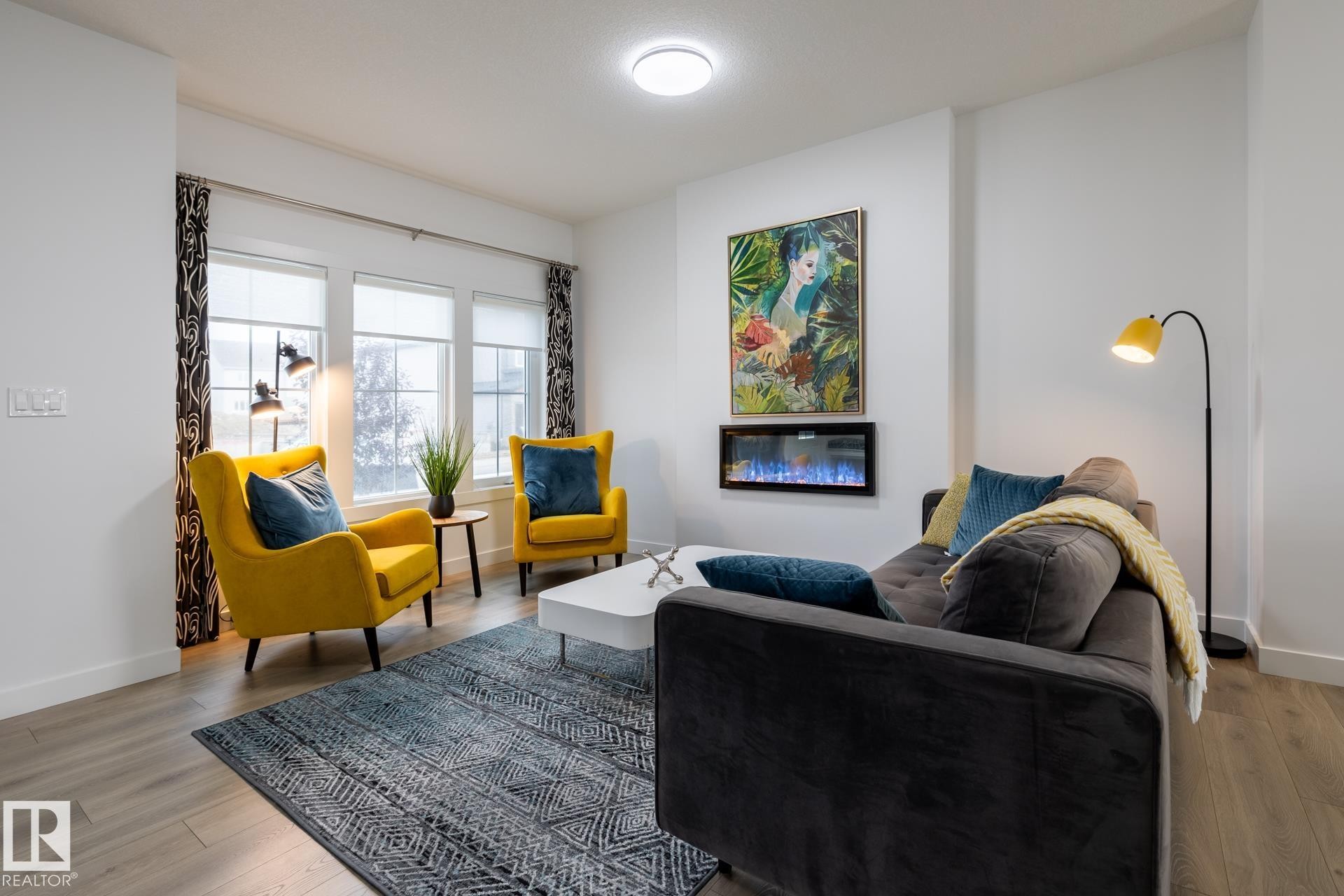 555 172 Avenue Ne, Edmonton, AB - Indoor Photo Showing Living Room