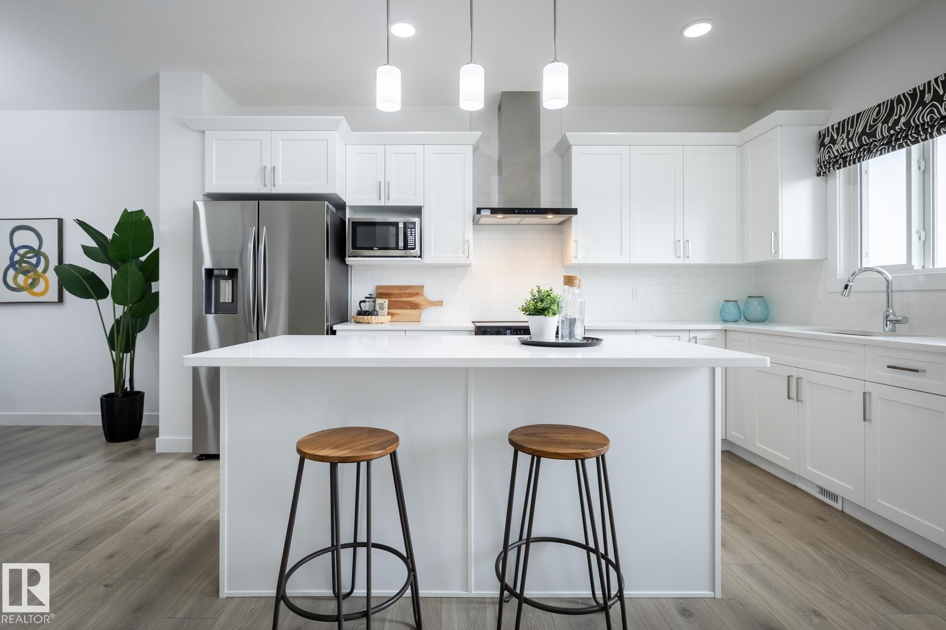 555 172 Avenue Ne, Edmonton, AB - Indoor Photo Showing Kitchen With Upgraded Kitchen