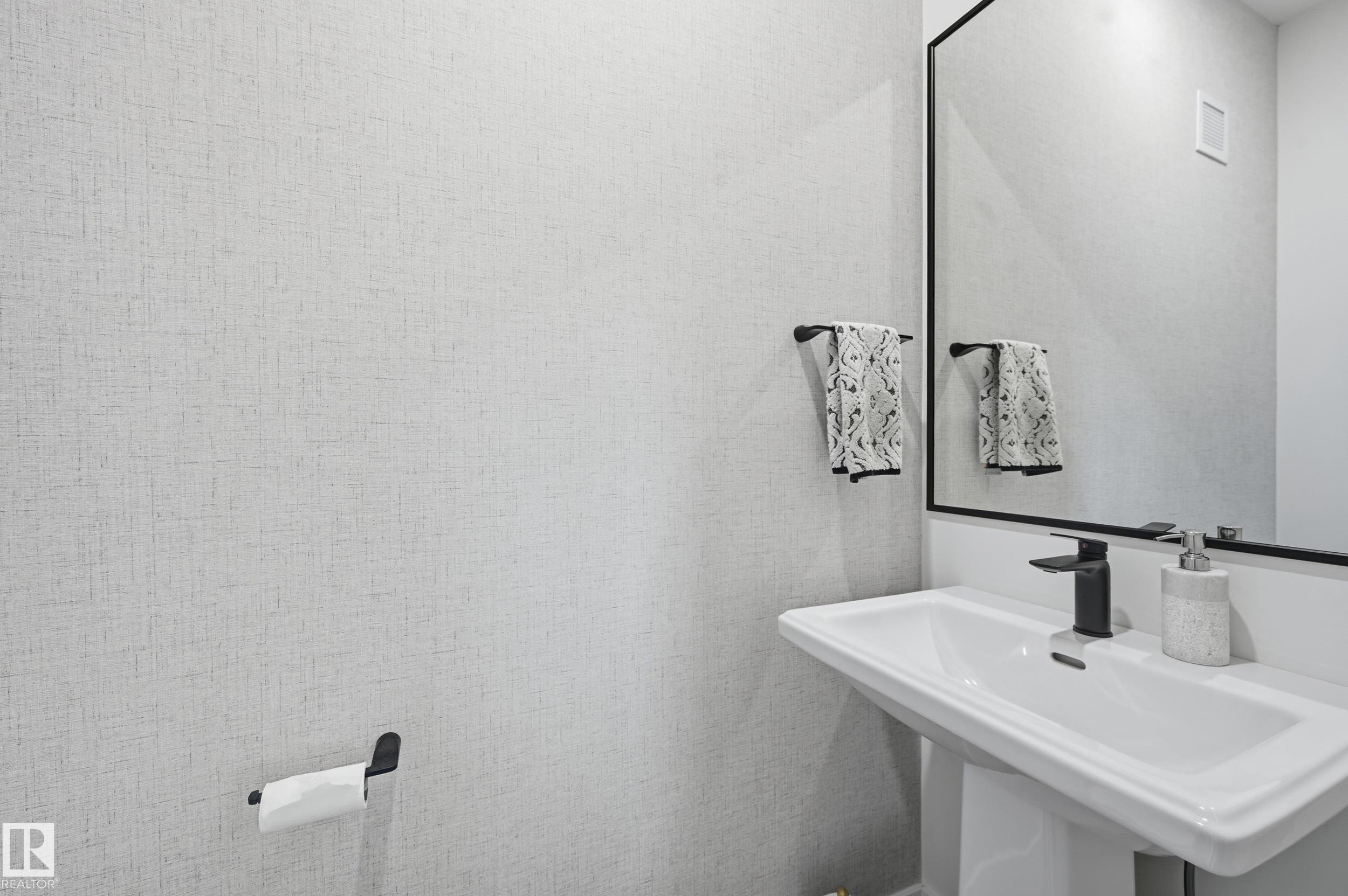14312 92A Avenue, Edmonton, AB - Indoor Photo Showing Bathroom