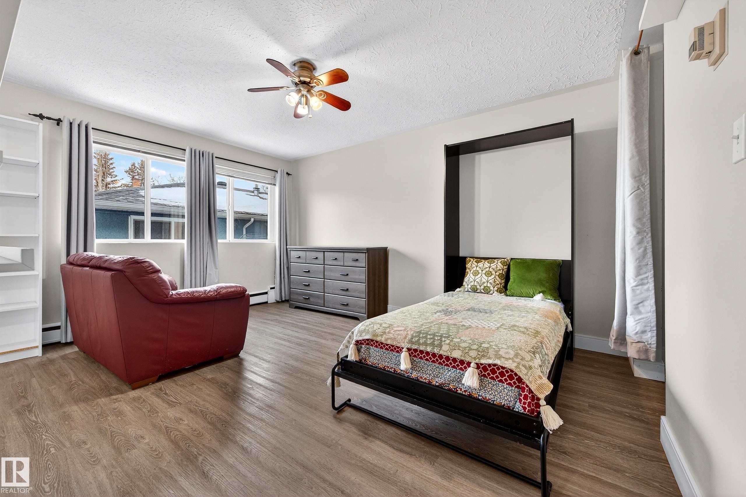 Edmonton, AB - Indoor Photo Showing Bedroom
