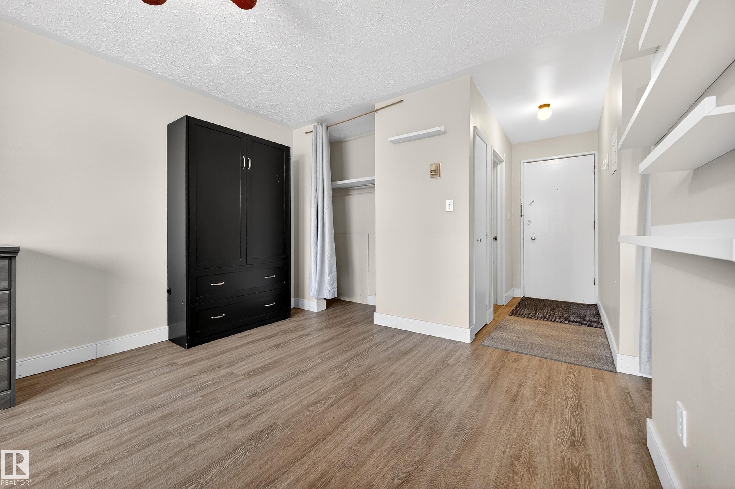 Edmonton, AB - Indoor Photo Showing Other Room