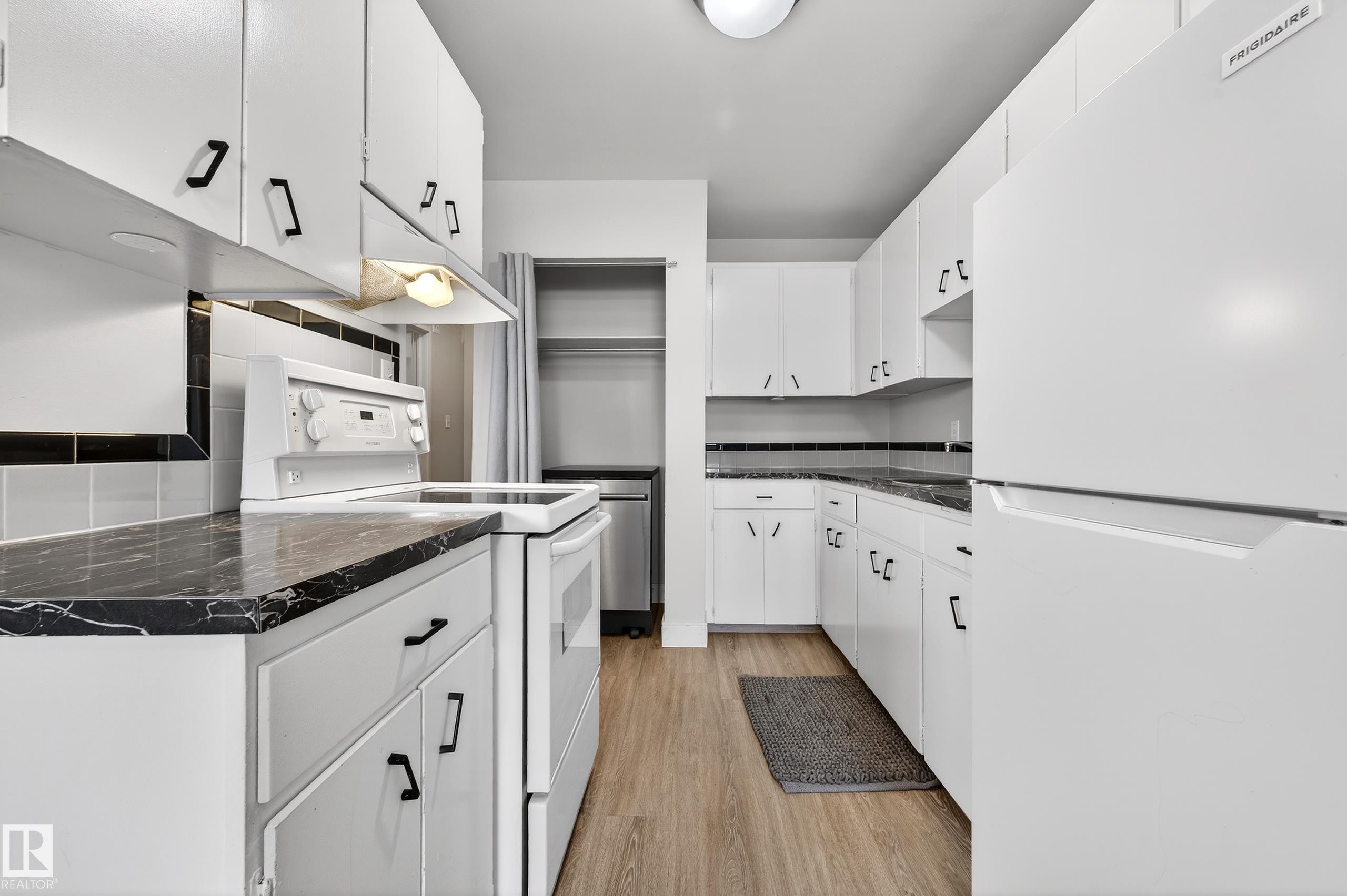 Edmonton, AB - Indoor Photo Showing Kitchen