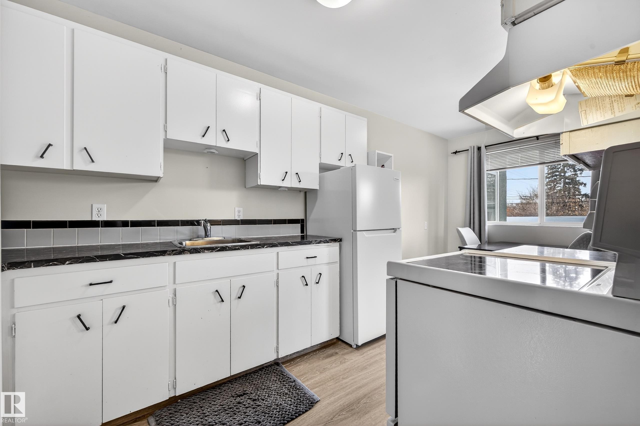 Edmonton, AB - Indoor Photo Showing Kitchen