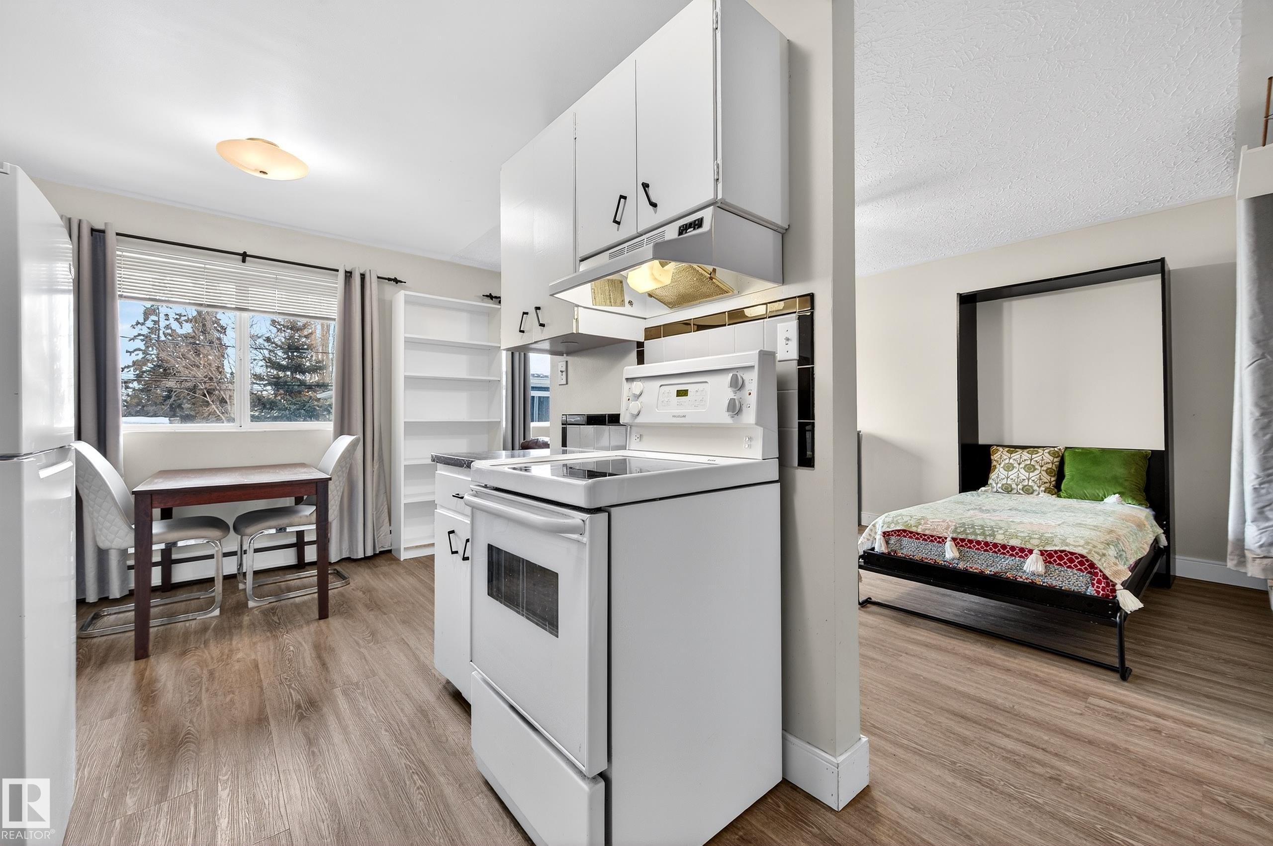 Edmonton, AB - Indoor Photo Showing Kitchen