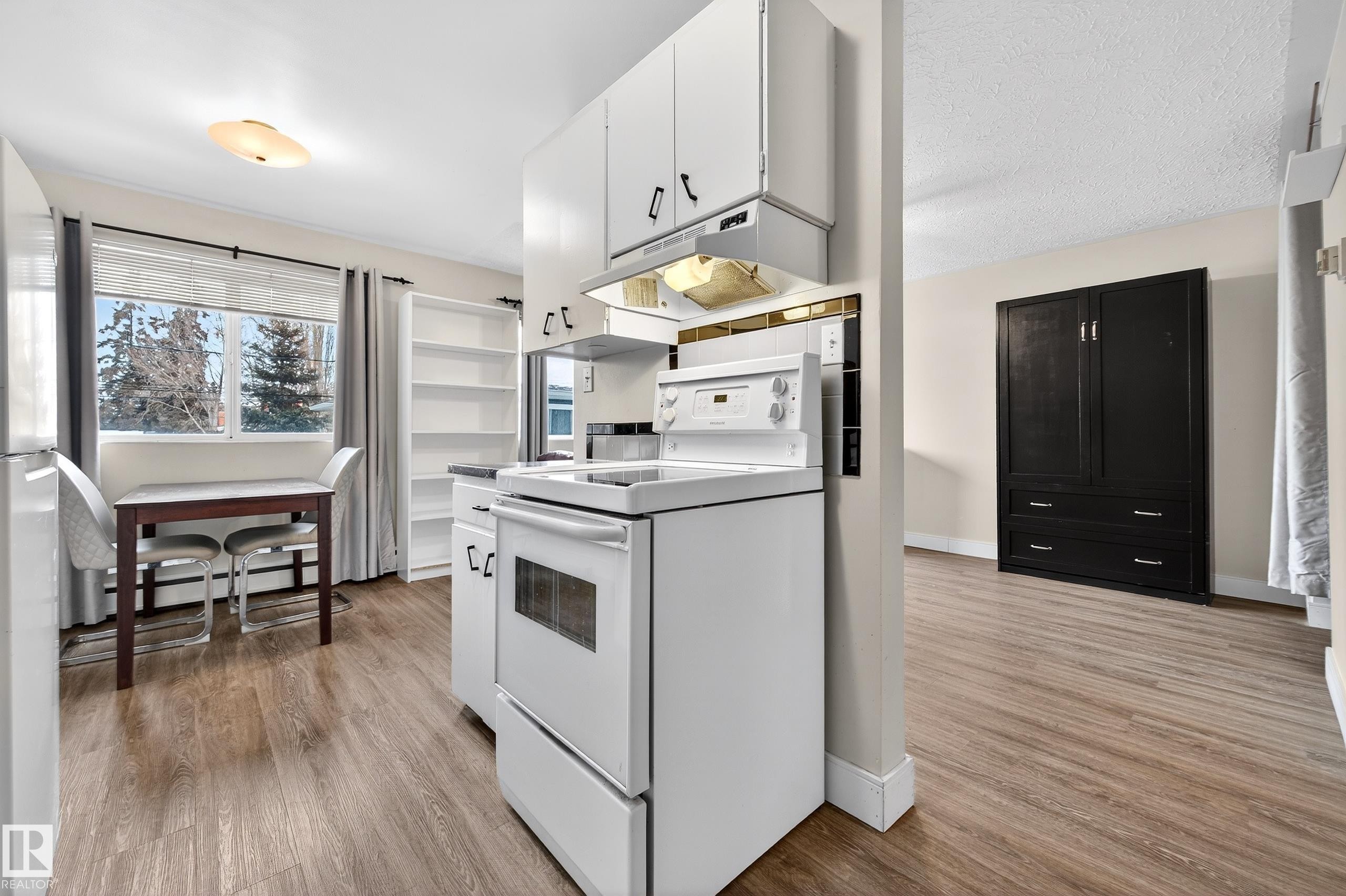 Edmonton, AB - Indoor Photo Showing Kitchen