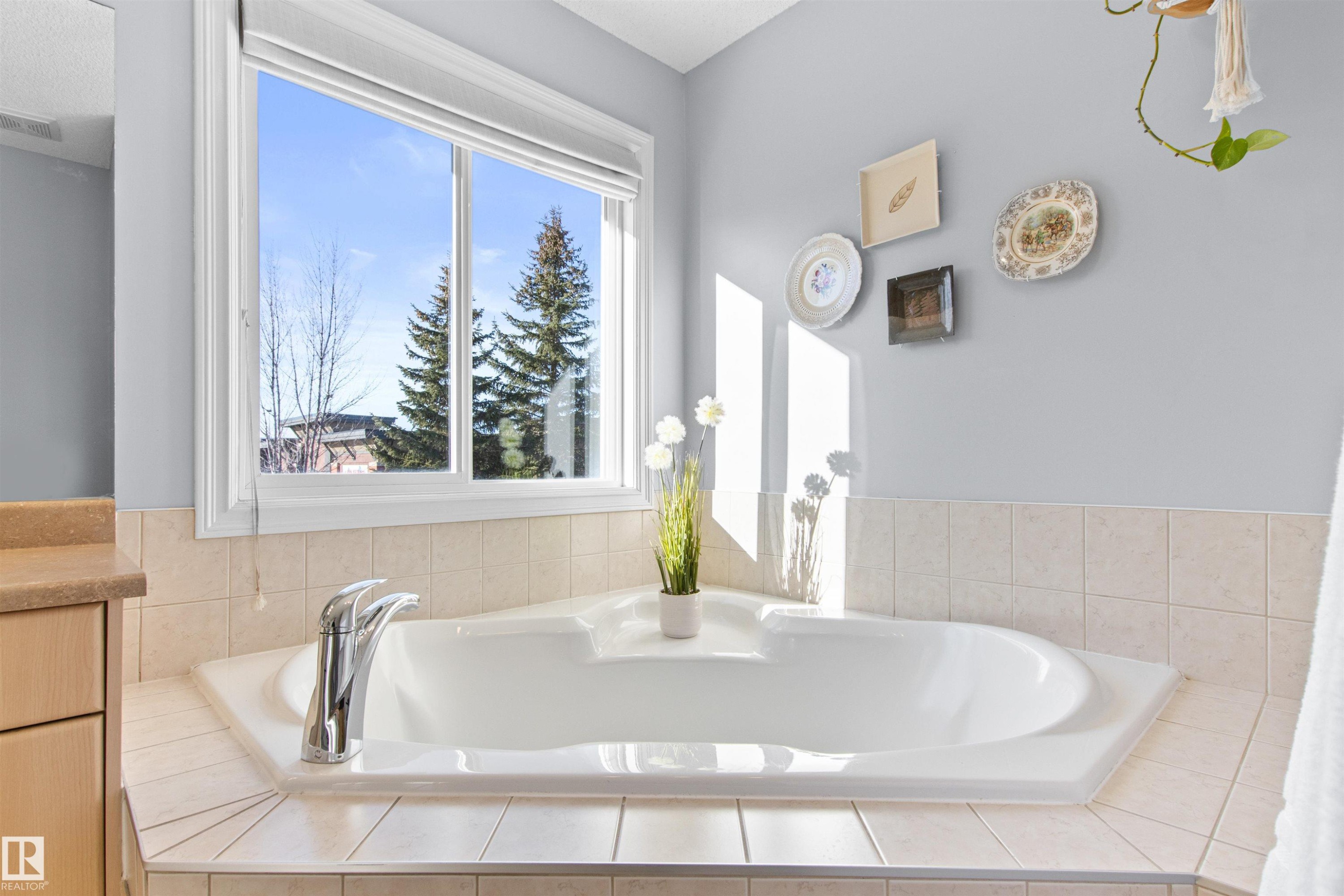 1849 Holman Crescent, Edmonton, AB - Indoor Photo Showing Bathroom