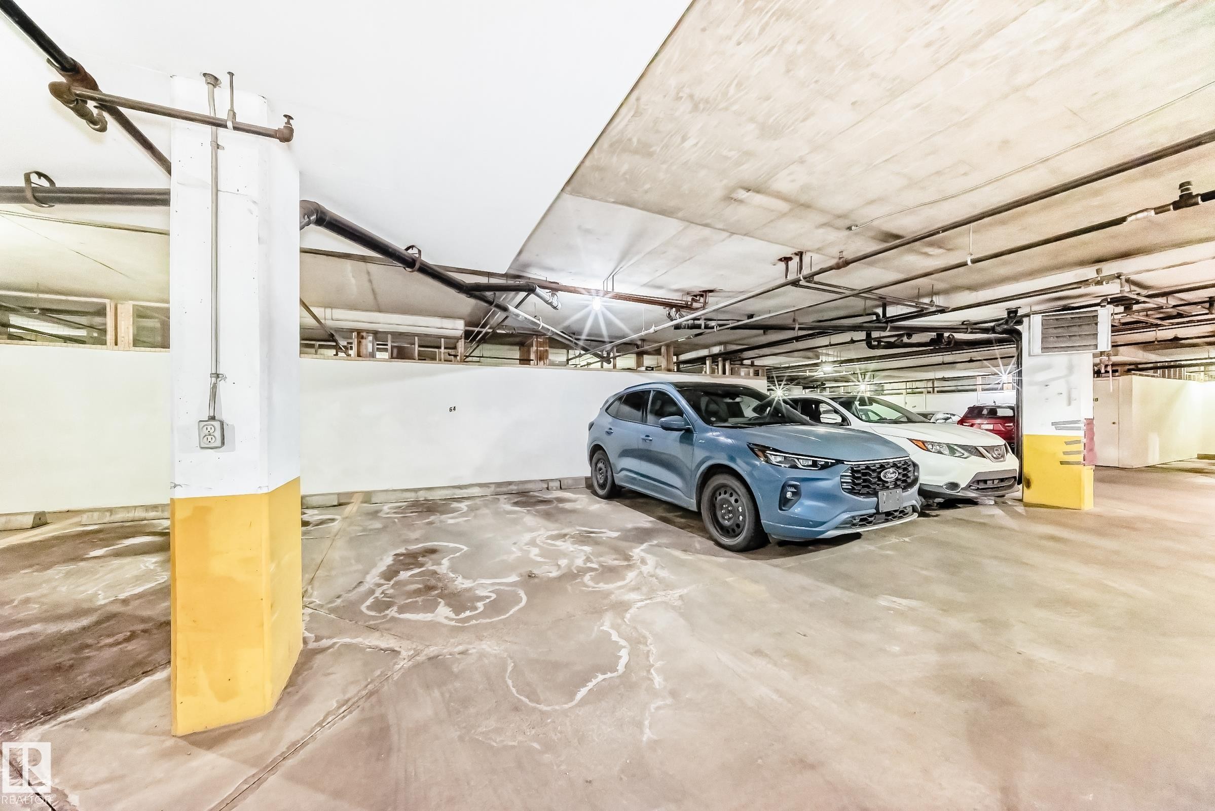 304 17150 94A Avenue, Edmonton, AB - Indoor Photo Showing Garage
