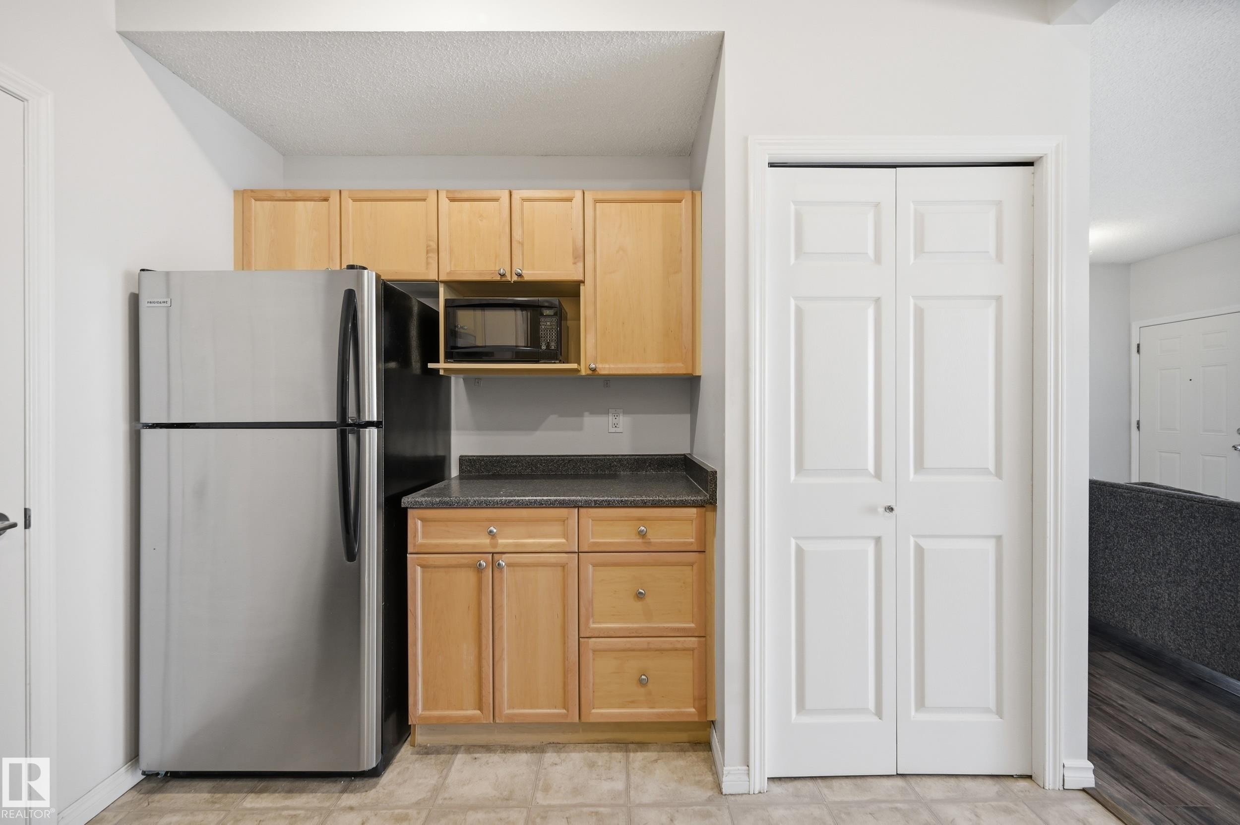 111 3040 Spence Wynd, Edmonton, AB - Indoor Photo Showing Kitchen