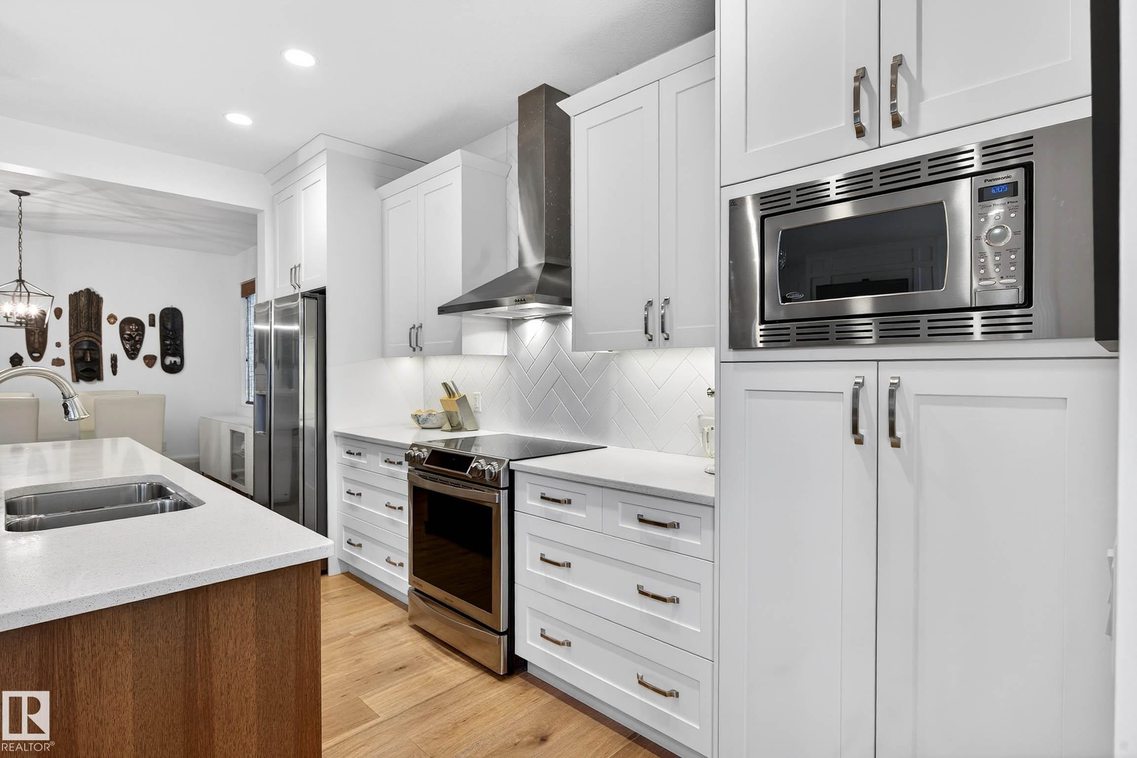 9738 75 Avenue, Edmonton, AB - Indoor Photo Showing Kitchen With Double Sink With Upgraded Kitchen