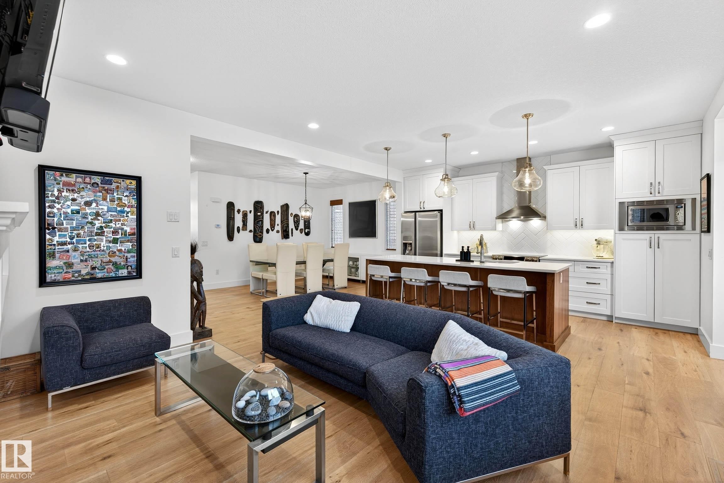 9738 75 Avenue, Edmonton, AB - Indoor Photo Showing Living Room