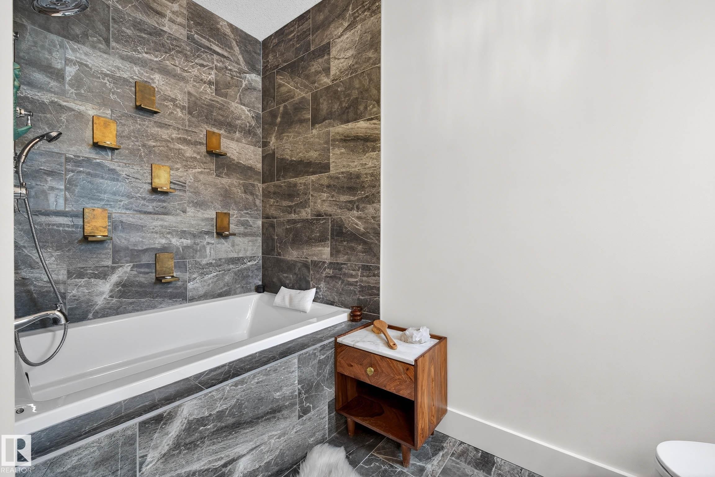 9738 75 Avenue, Edmonton, AB - Indoor Photo Showing Bathroom