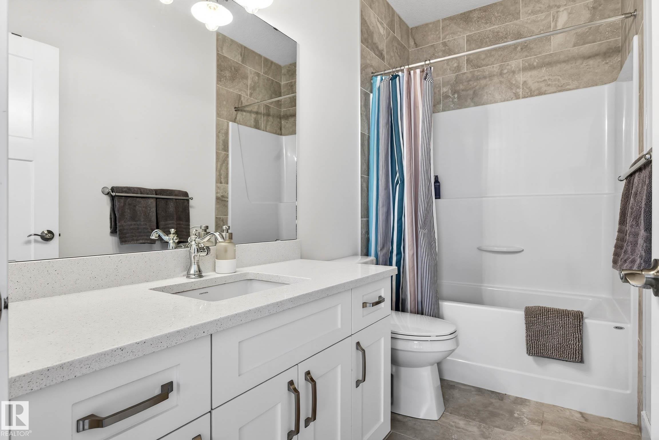 9738 75 Avenue, Edmonton, AB - Indoor Photo Showing Bathroom