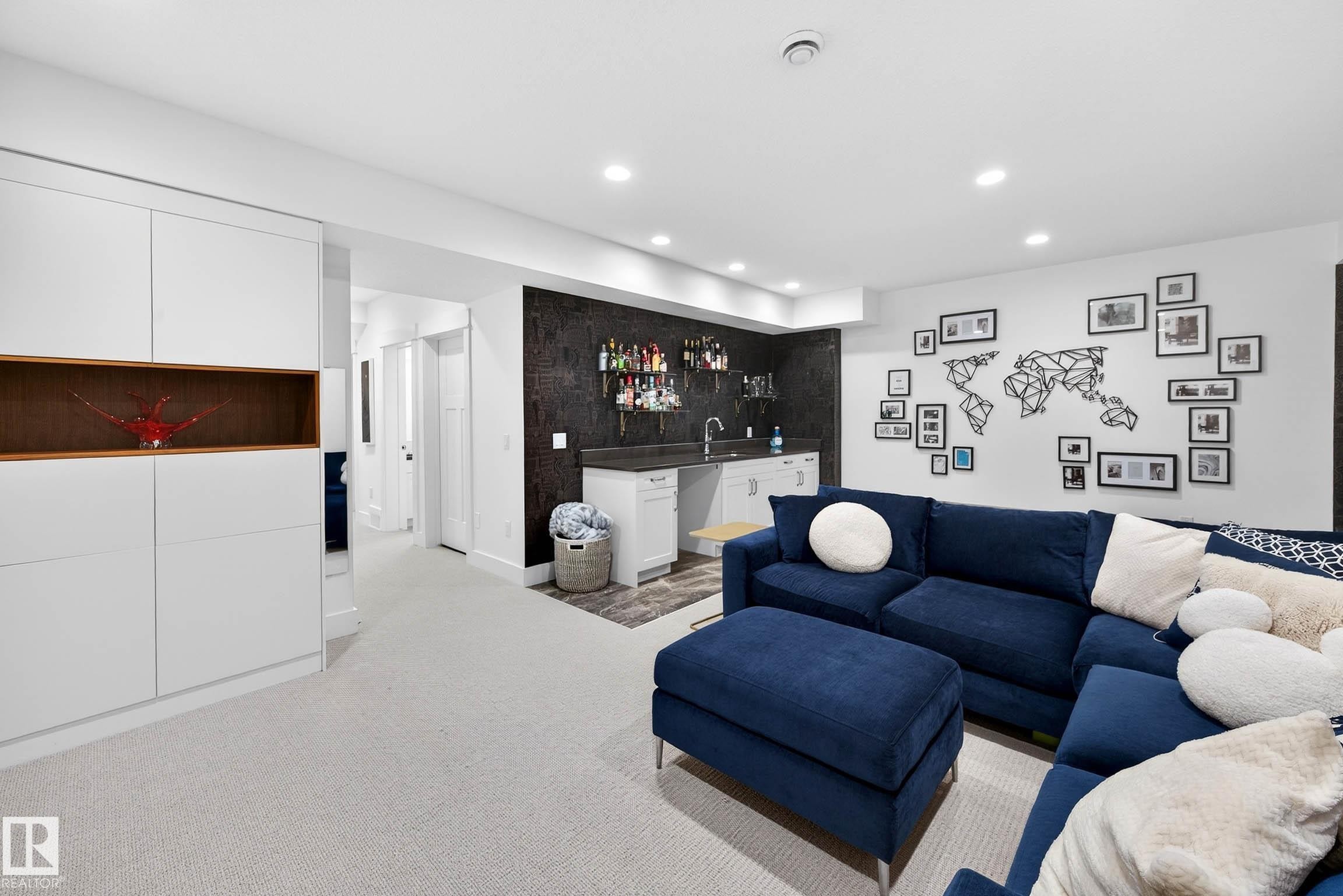 9738 75 Avenue, Edmonton, AB - Indoor Photo Showing Living Room