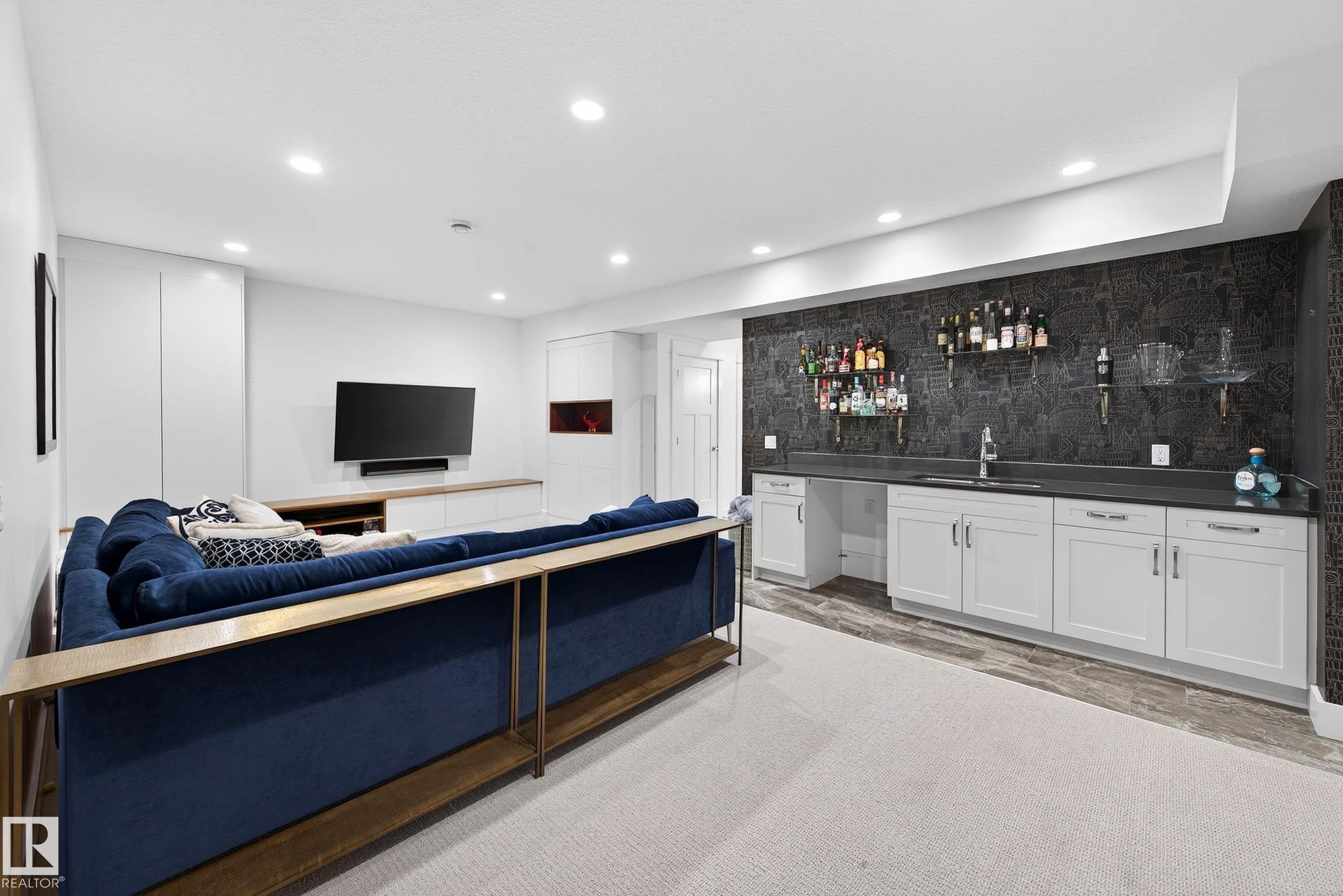 9738 75 Avenue, Edmonton, AB - Indoor