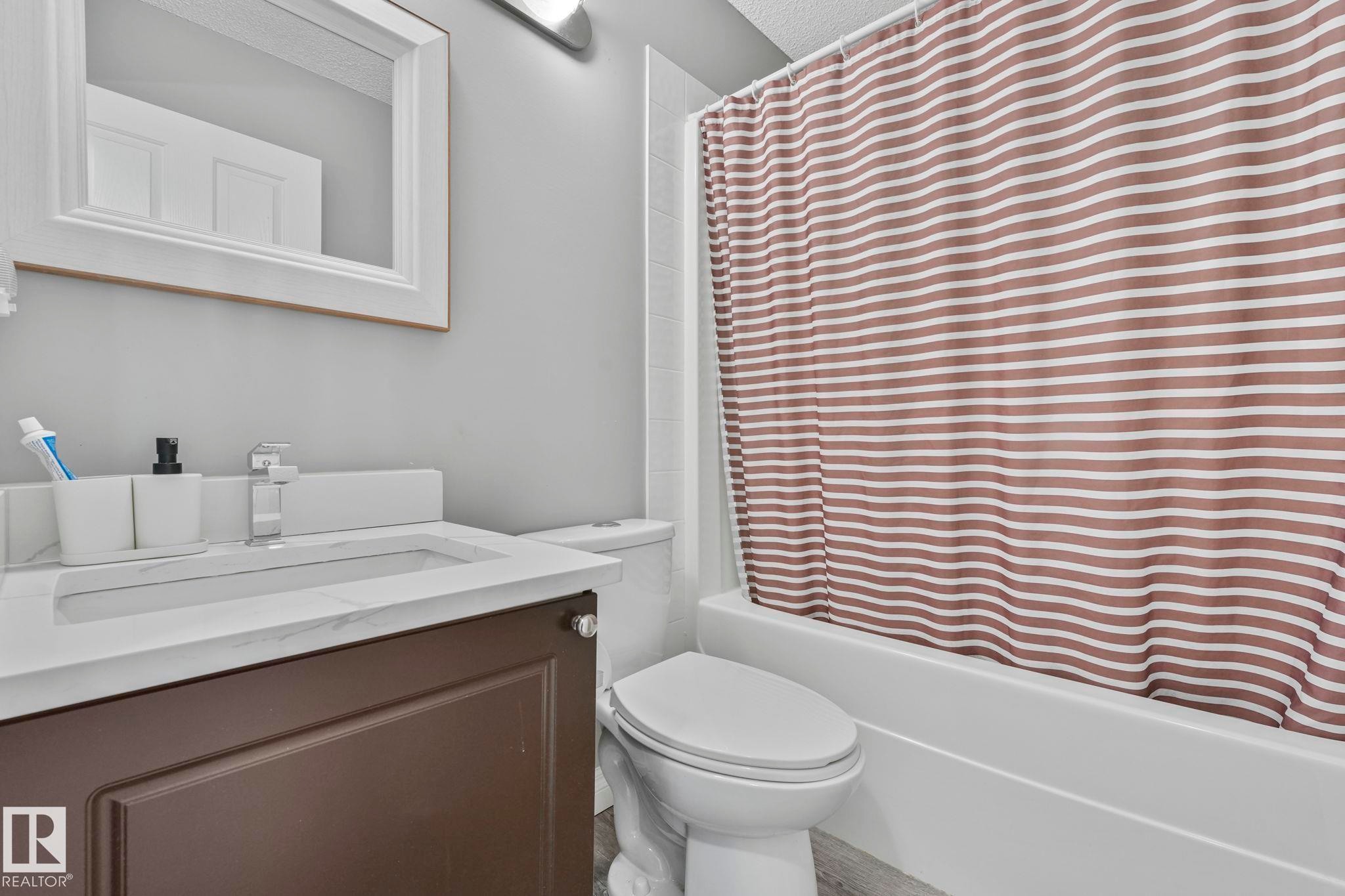 3504 21 Street, Edmonton, AB - Indoor Photo Showing Bathroom