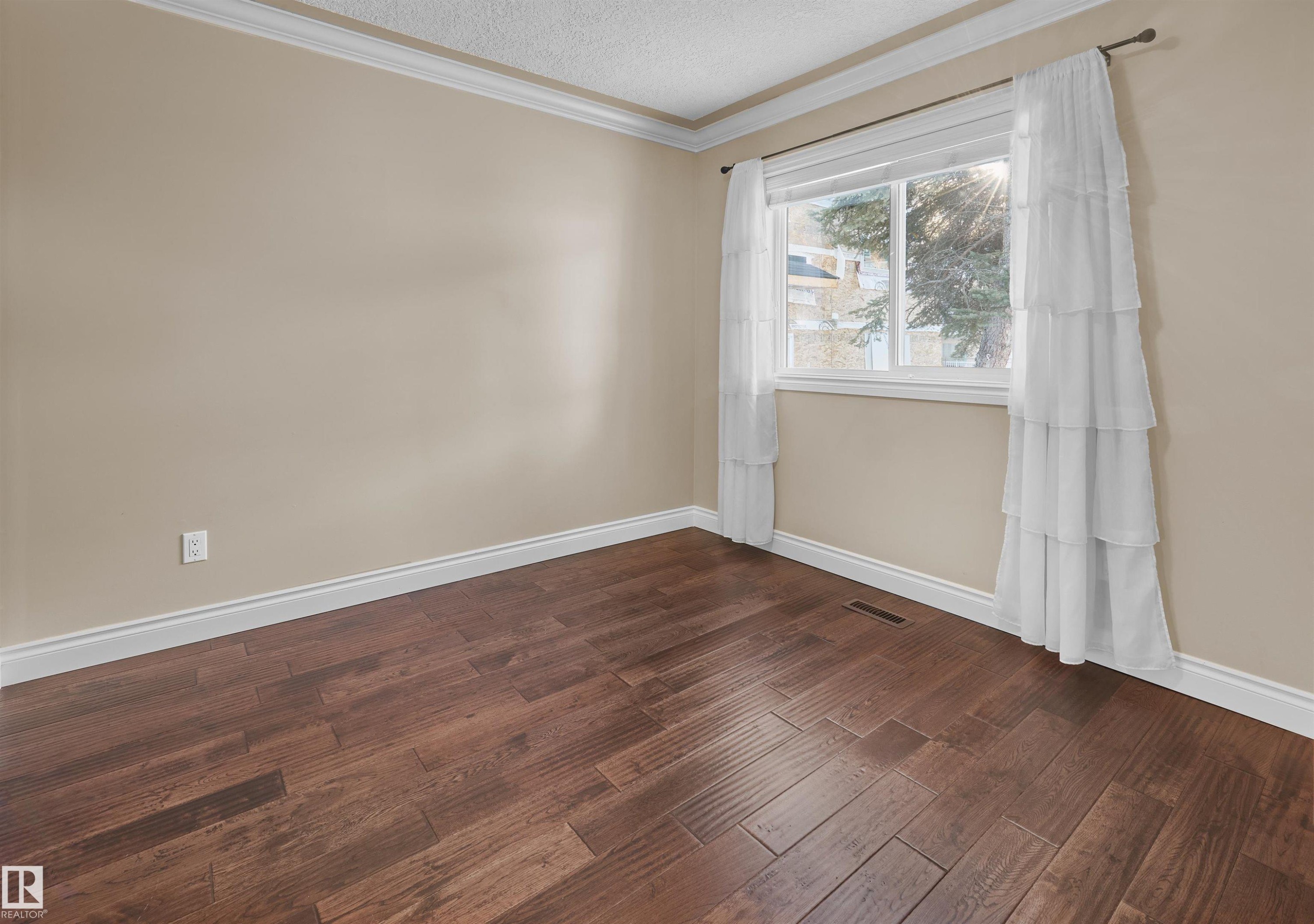 11567 80 Avenue, Edmonton, AB - Indoor Photo Showing Other Room