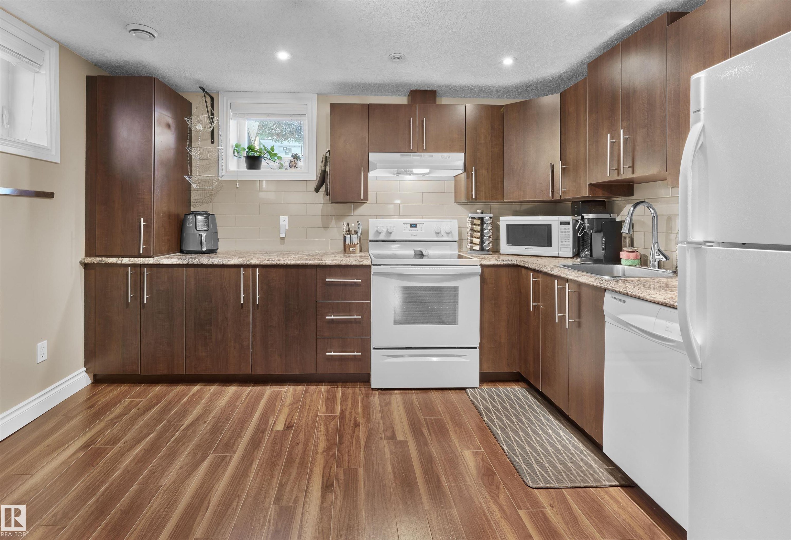 11567 80 Avenue, Edmonton, AB - Indoor Photo Showing Kitchen