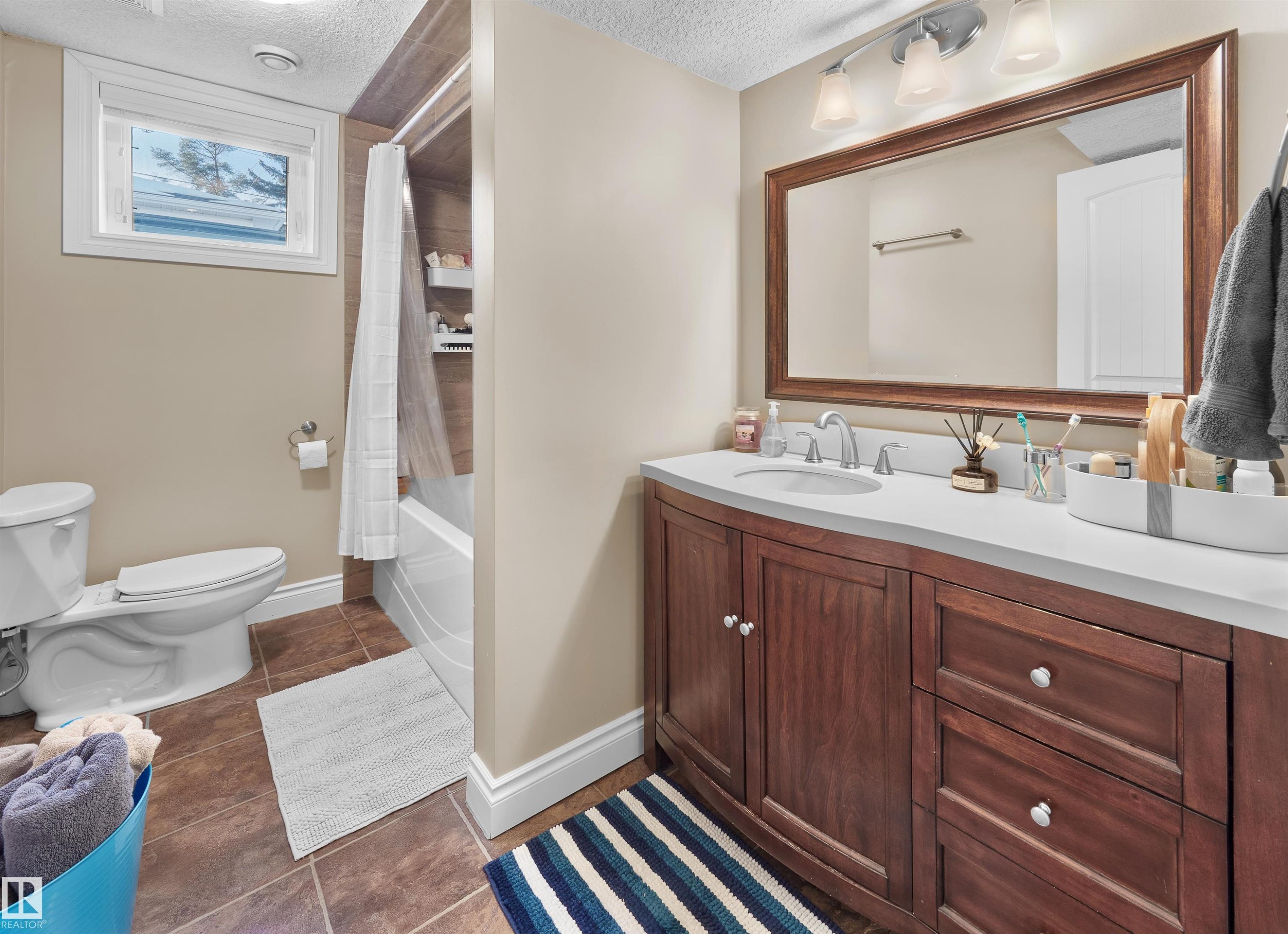 11567 80 Avenue, Edmonton, AB - Indoor Photo Showing Bathroom